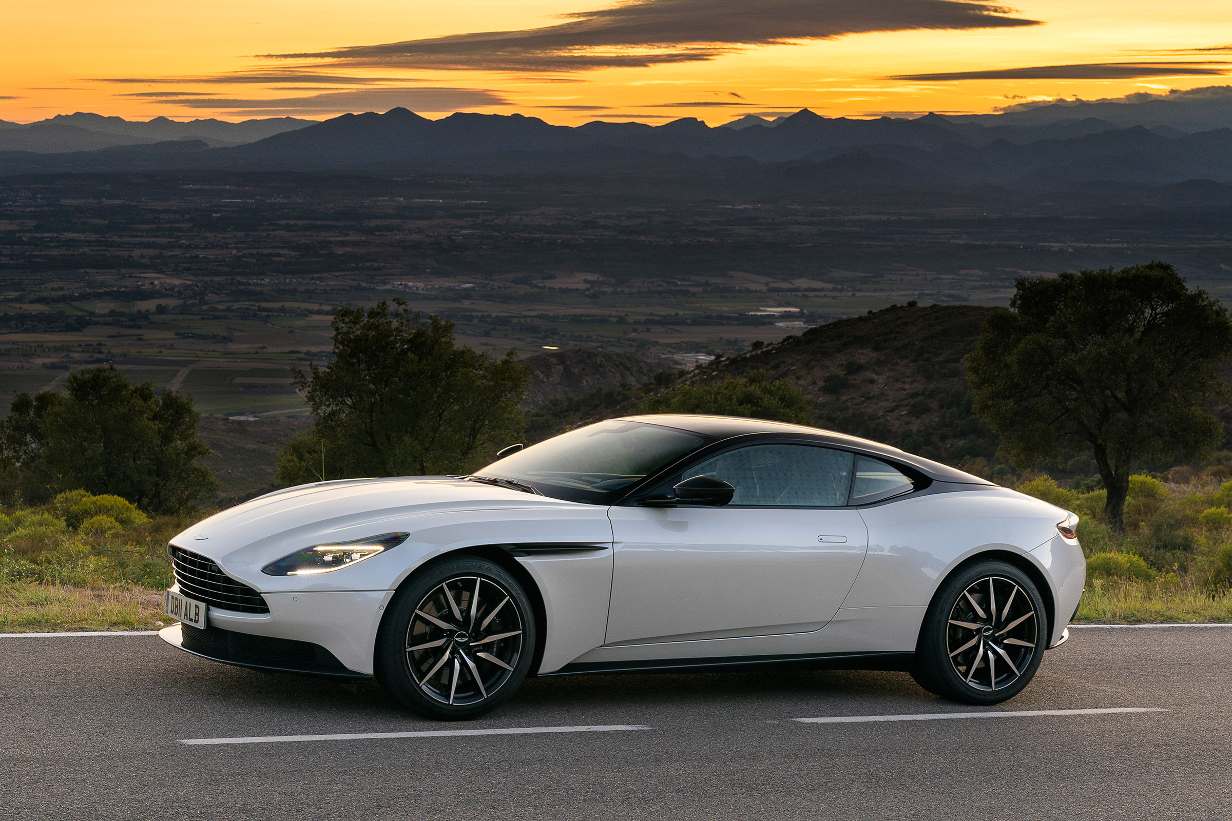 Aston Martin DB11 V8 - side sunset