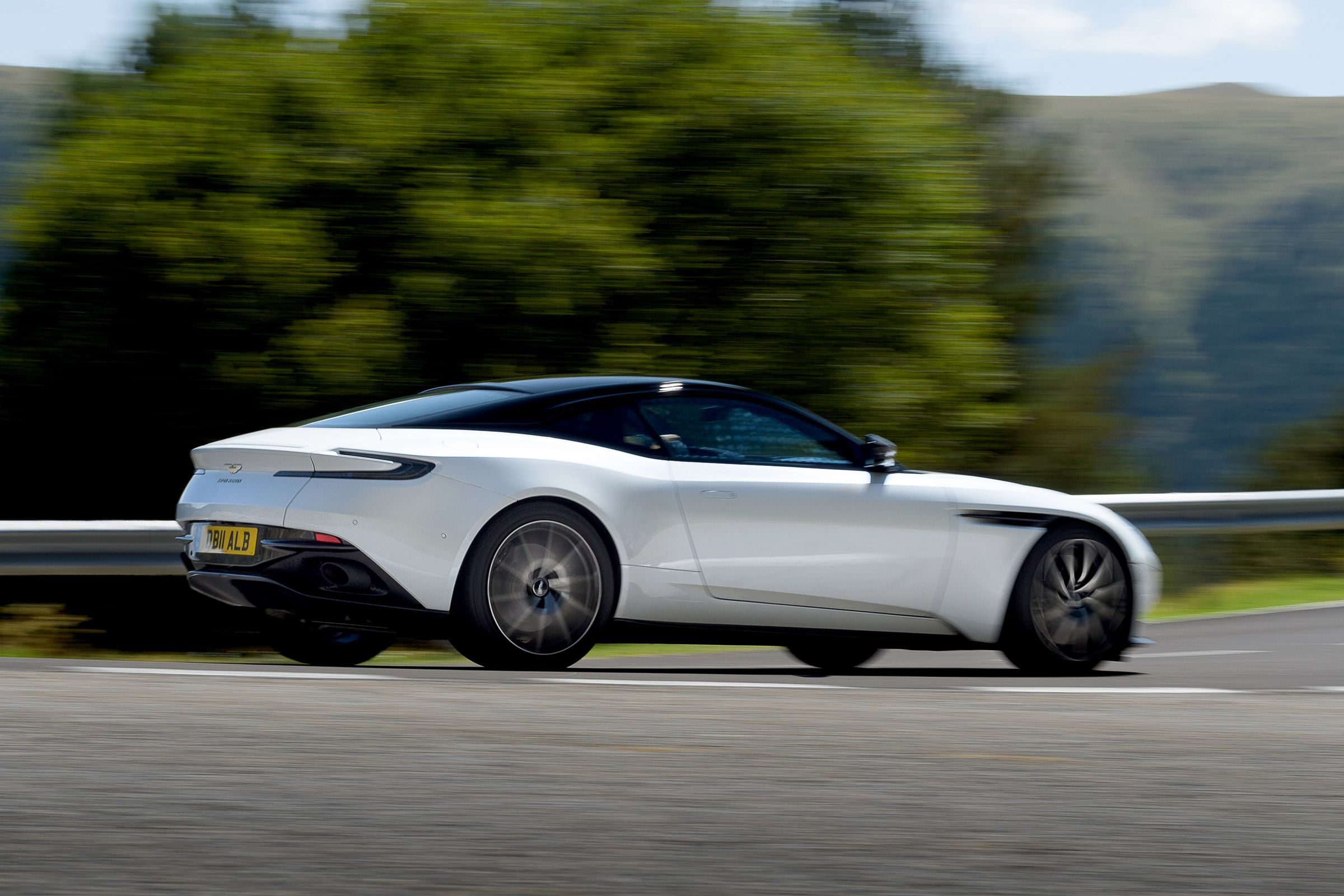 Aston Martin DB11 V8 - side action