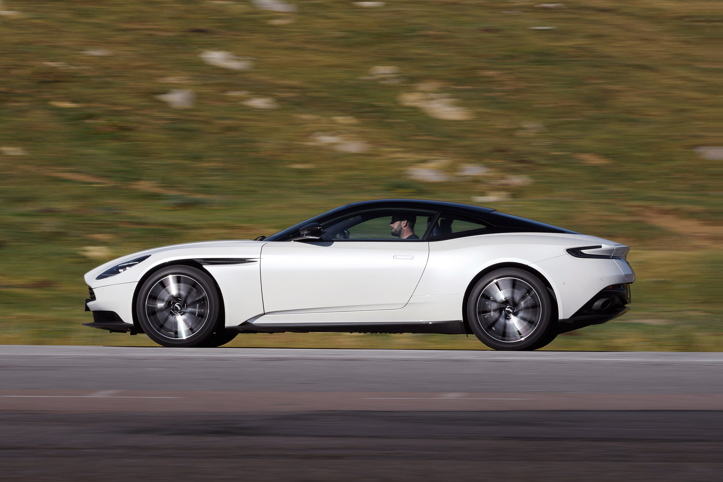 Aston Martin DB11 V8 - side