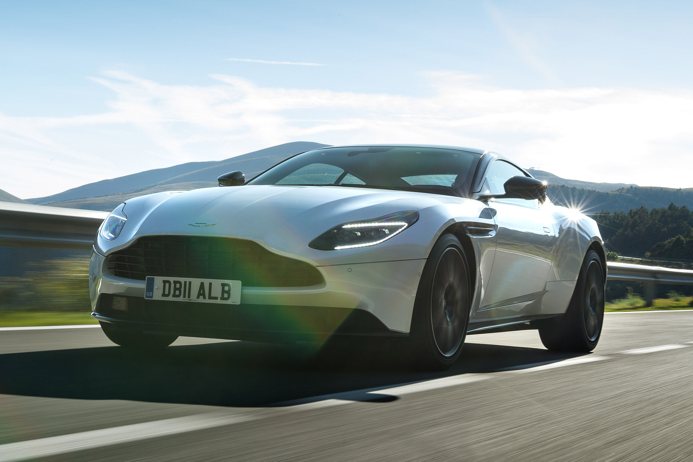 Aston Martin DB11 V8 - front action