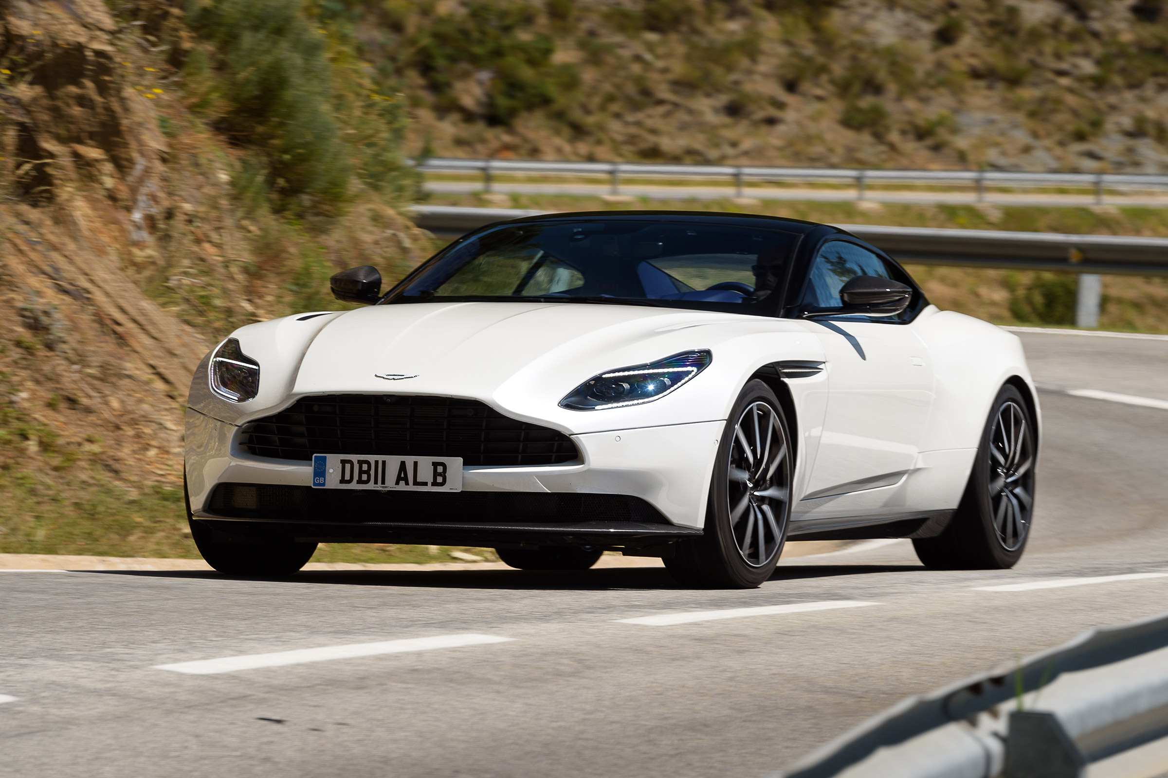 Aston Martin DB11 V8 - front action