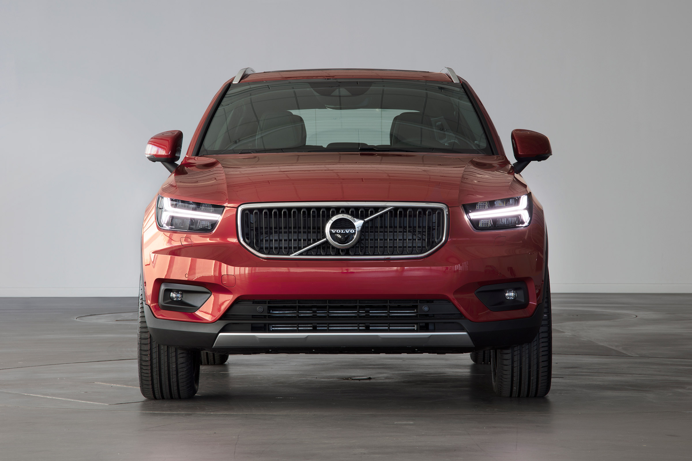 Volvo XC40 - Fusion Red full front