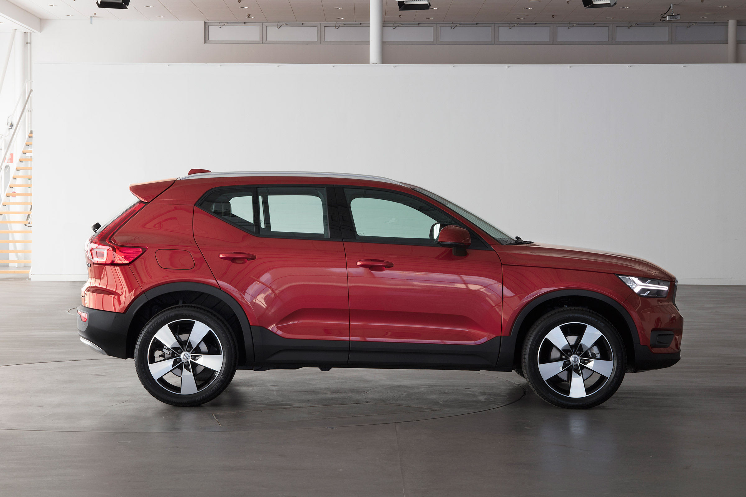 Volvo XC40 - Fusion Red side