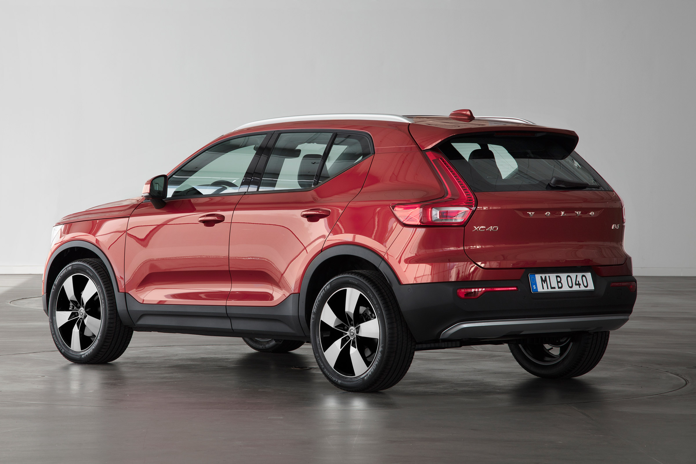Volvo XC40 - Fusion Red rear