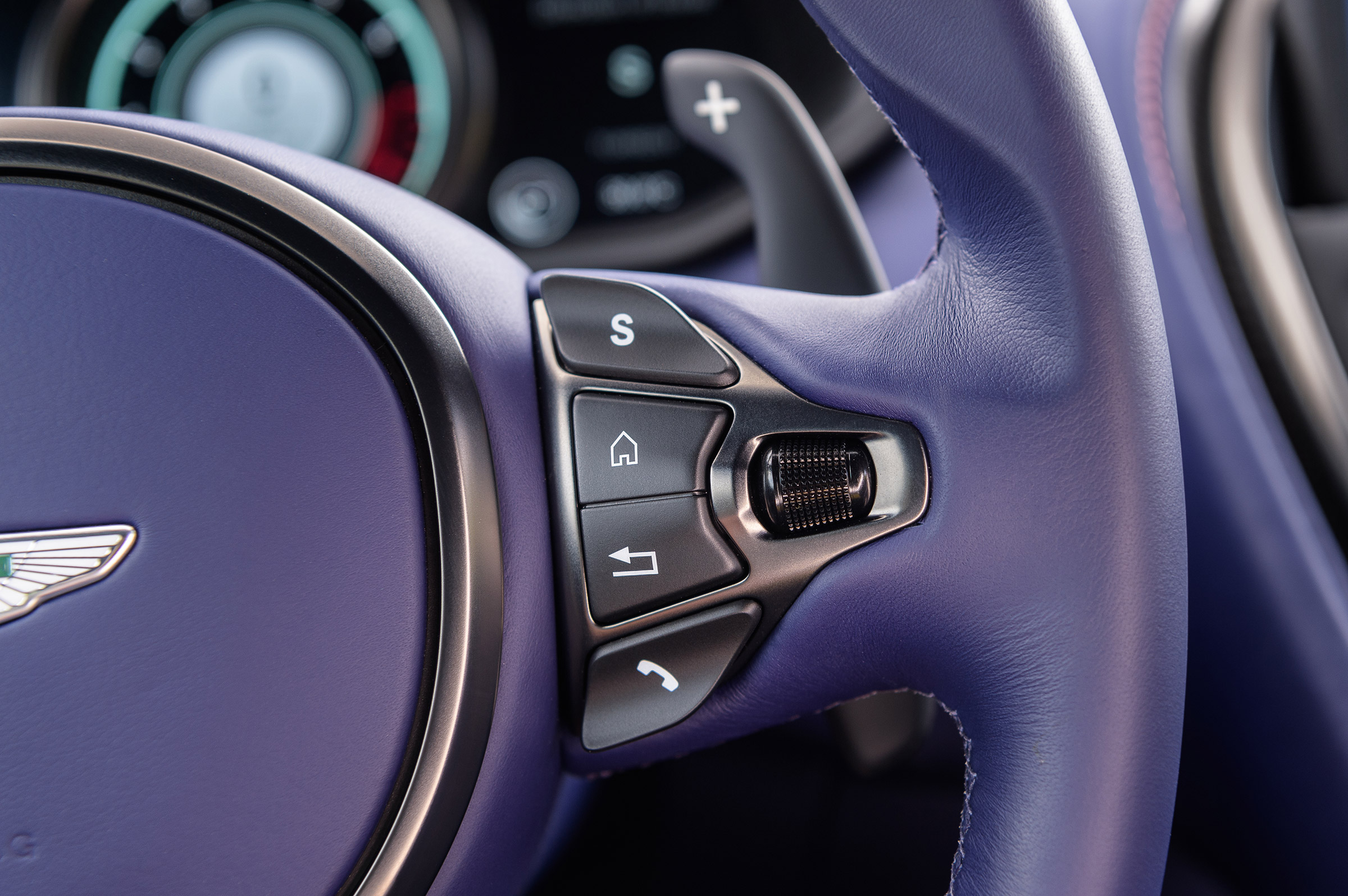 Aston Martin DB11 V8 - steering wheel detail