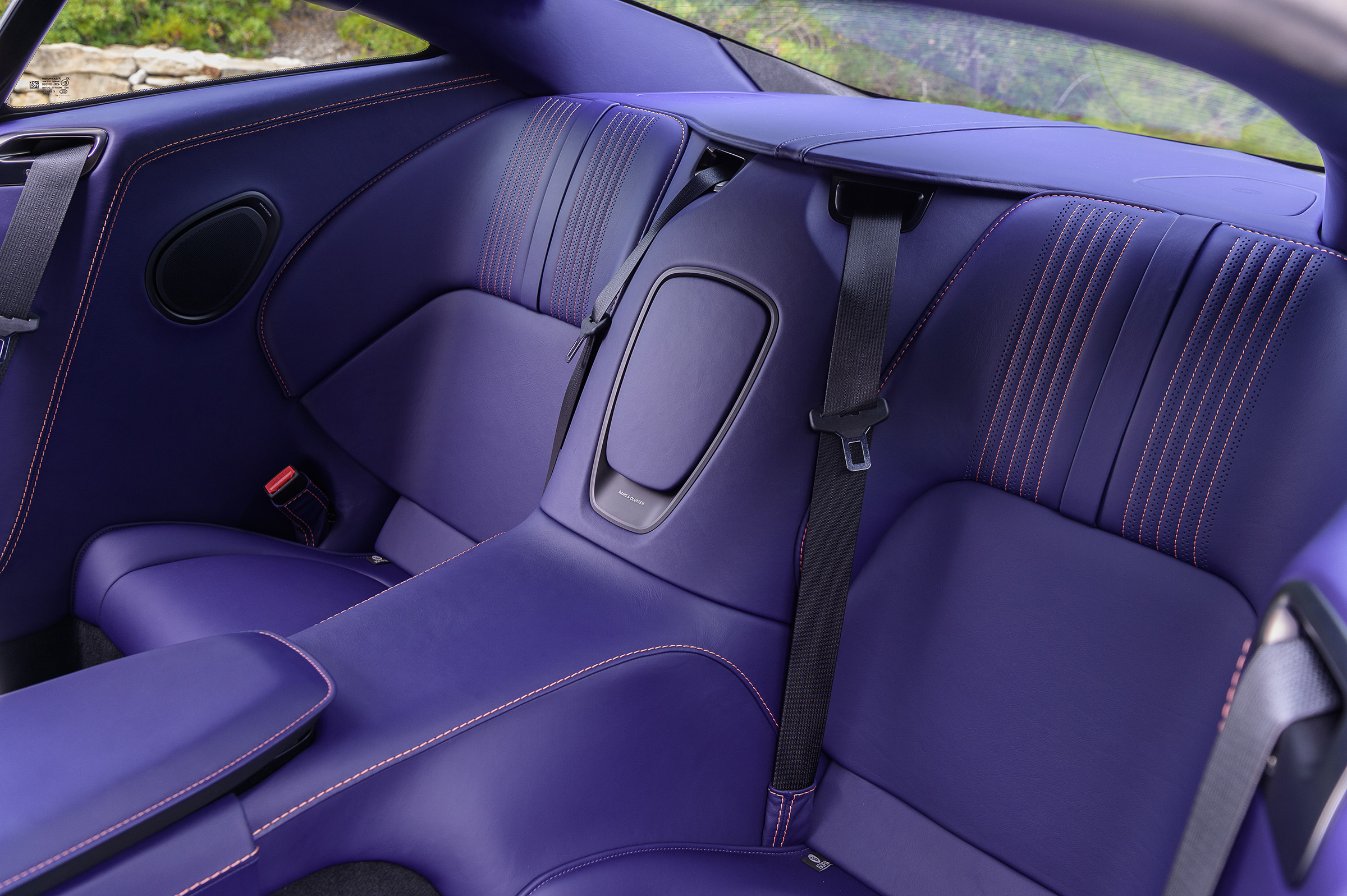 Aston Martin DB11 V8 - rear seats