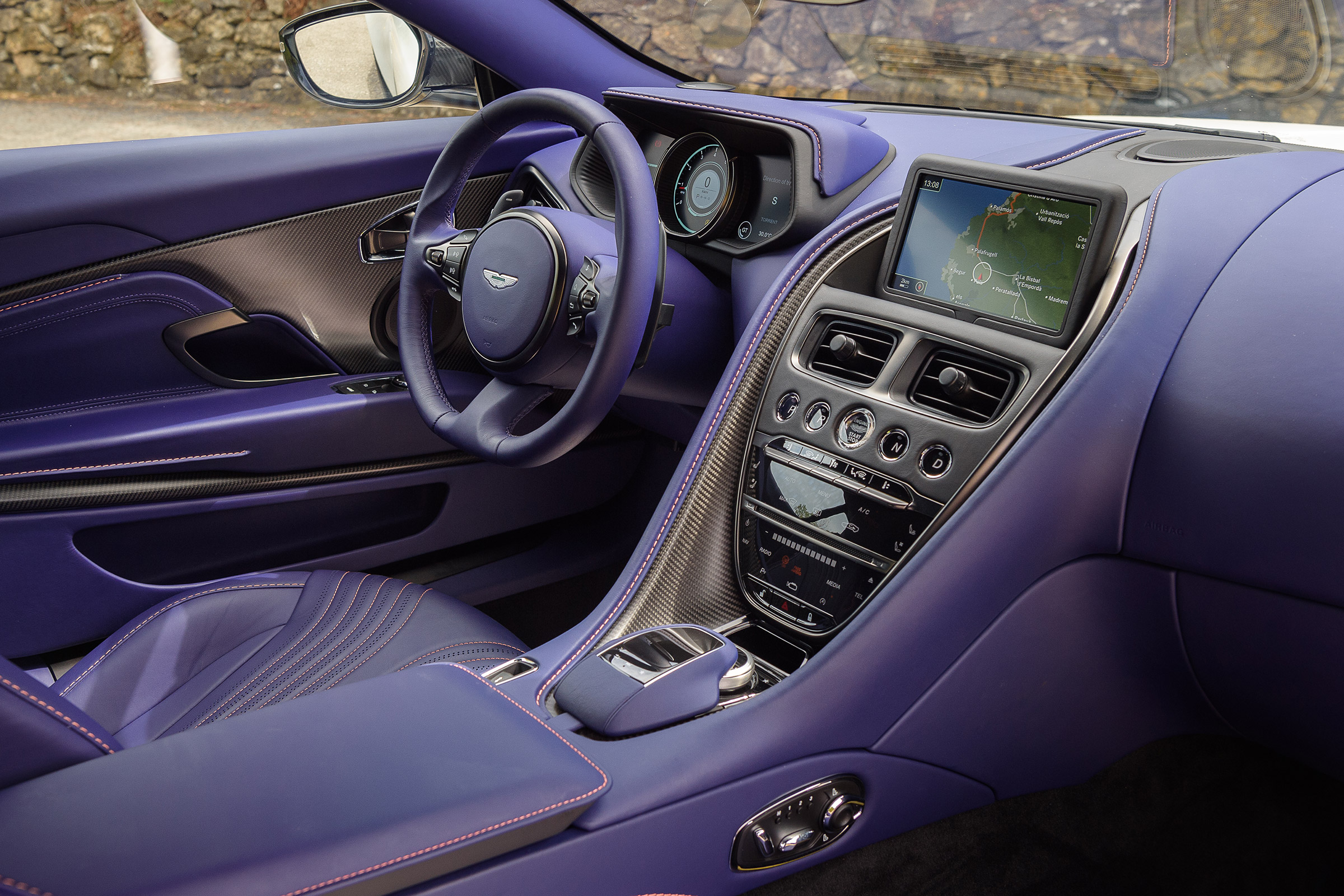 Aston Martin DB11 V8 - dash