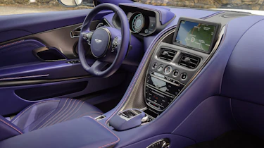 Aston Martin DB11 V8 - dash