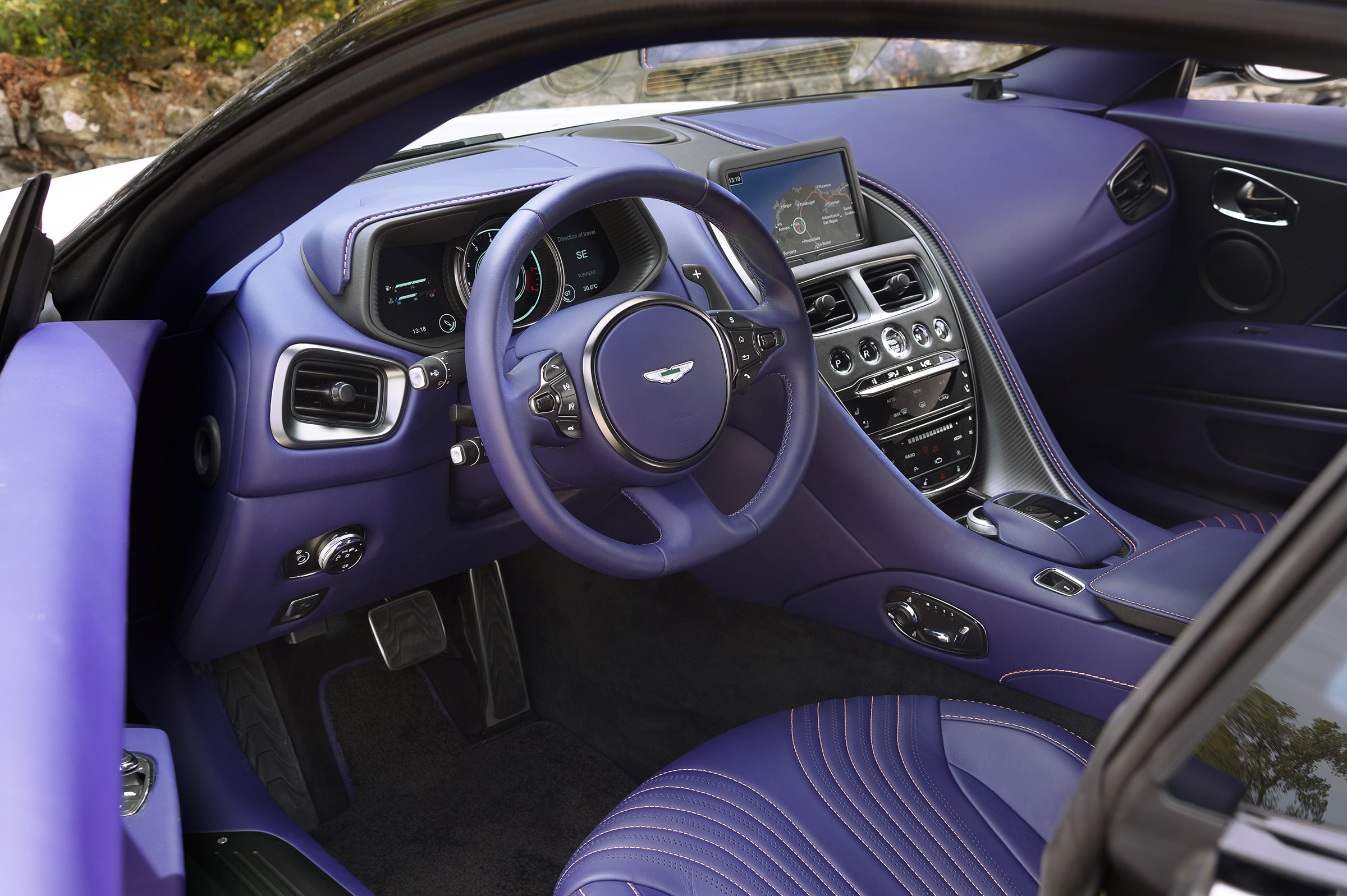 Aston Martin DB11 V8 - interior