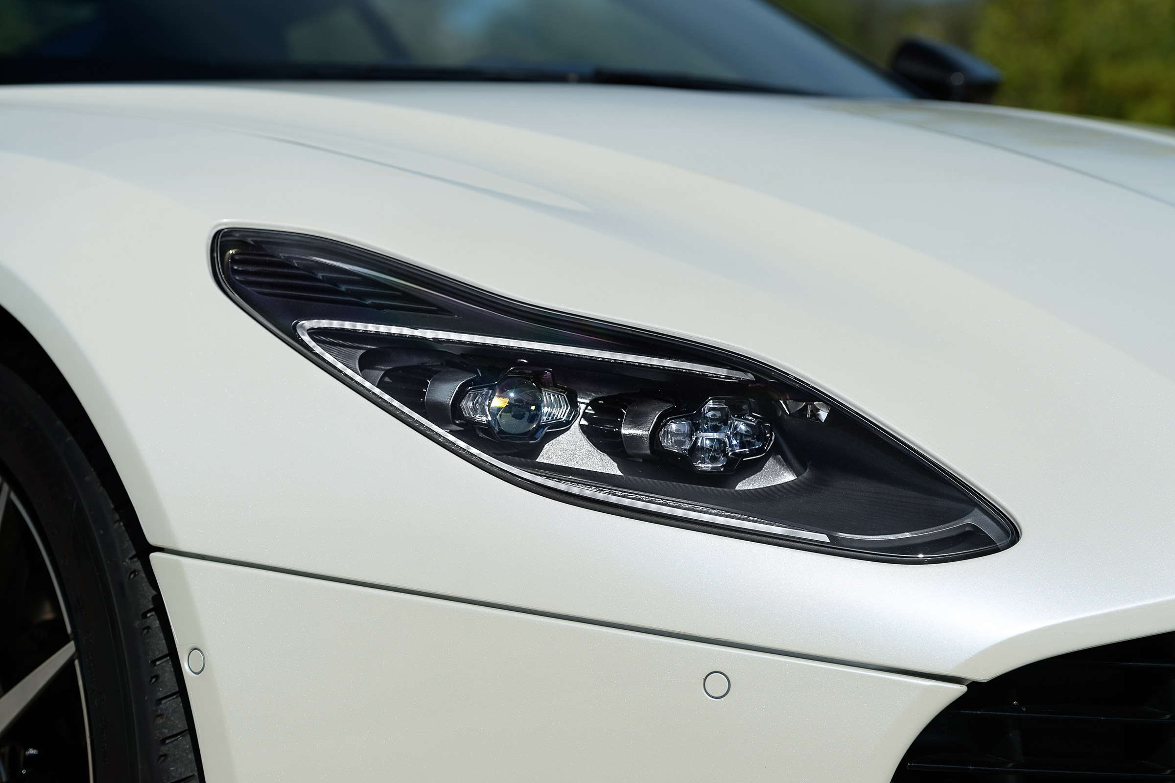 Aston Martin DB11 V8 - front light detail