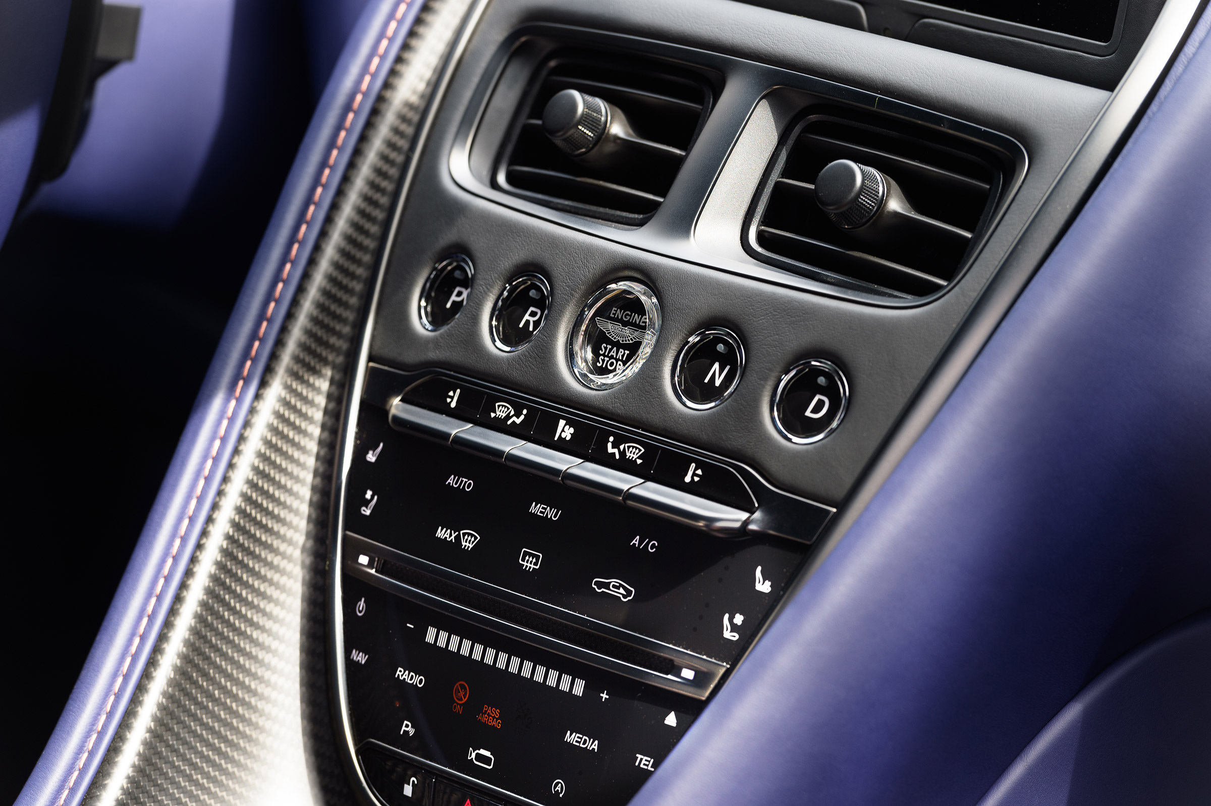 Aston Martin DB11 V8 - centre console