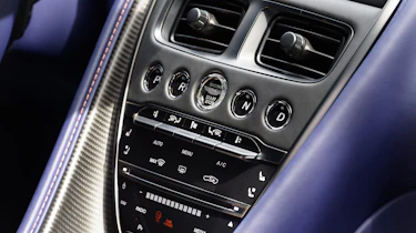 Aston Martin DB11 V8 - centre console