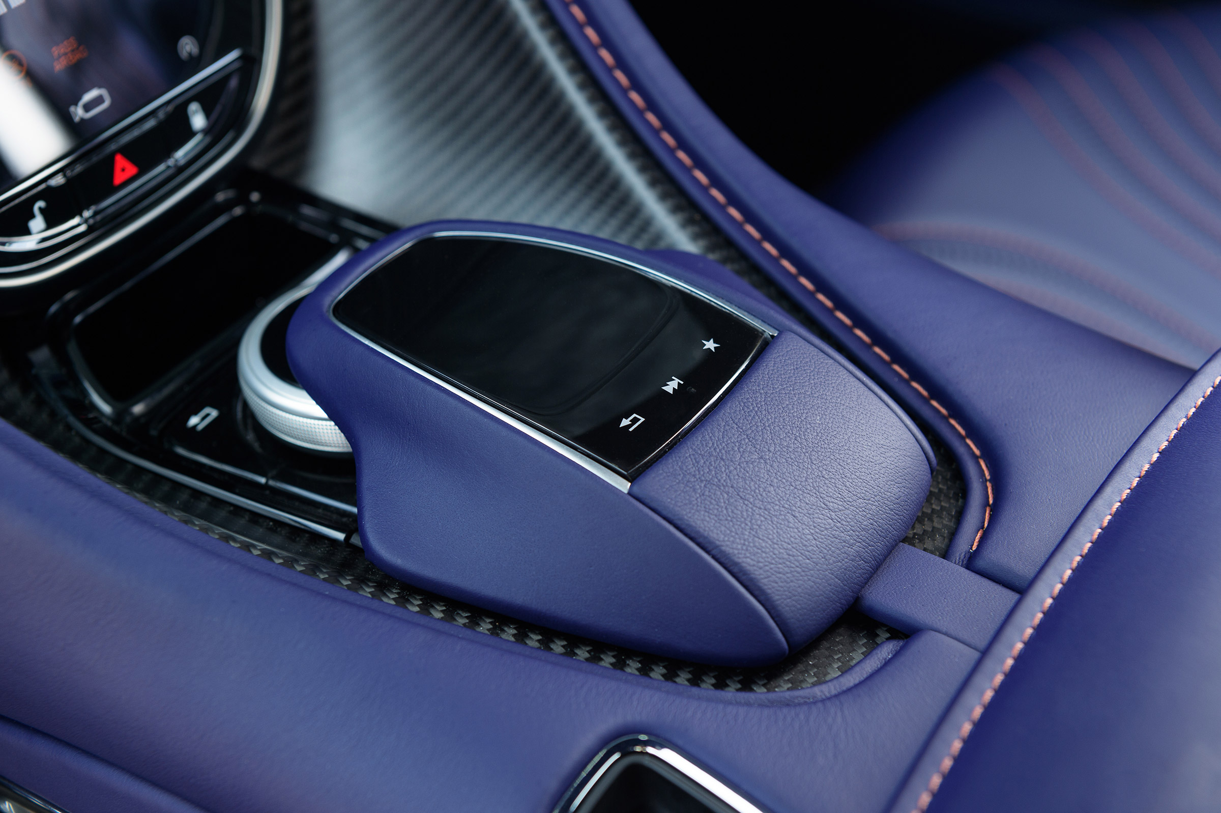 Aston Martin DB11 V8 - infotainment controls