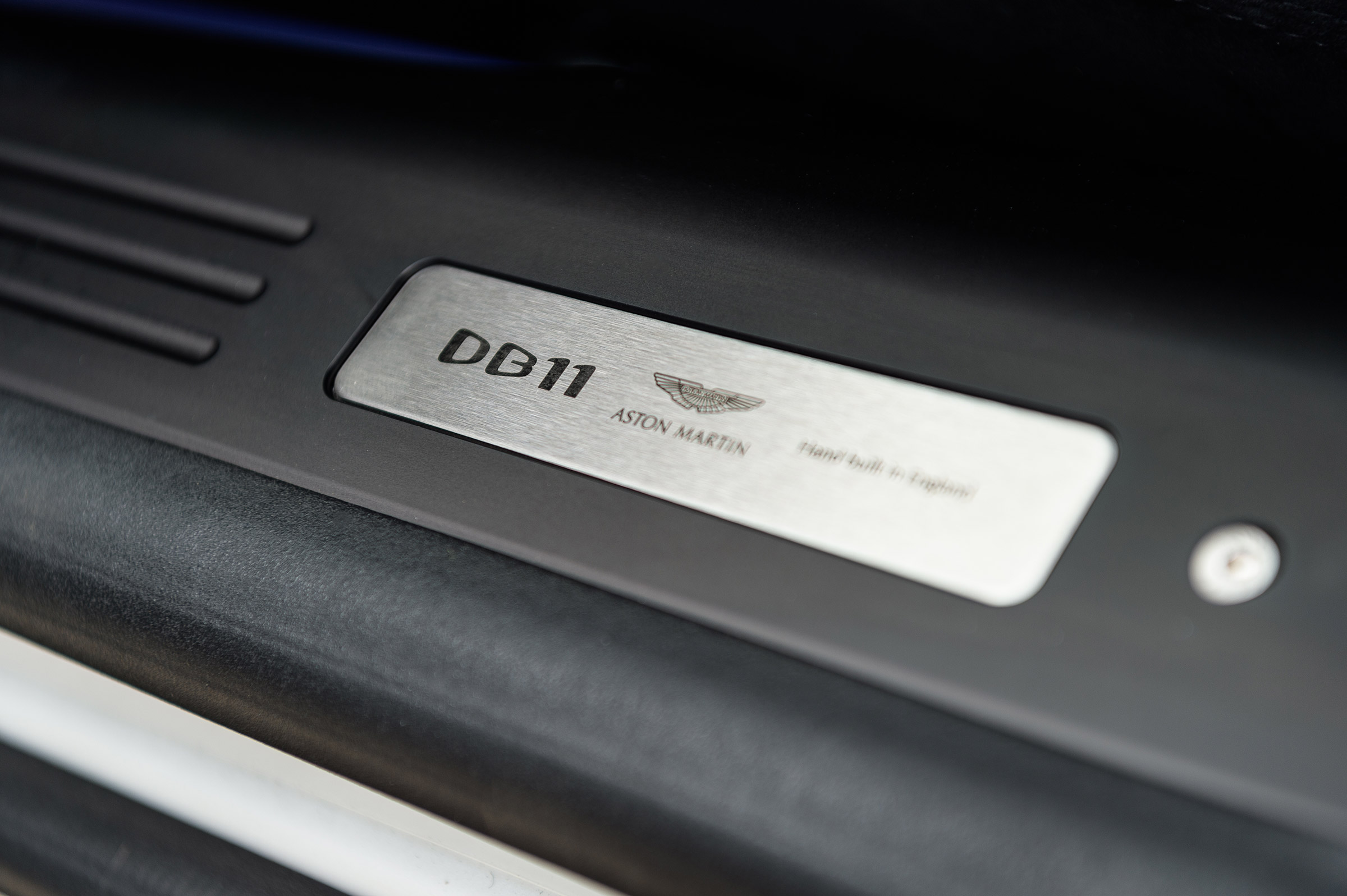 Aston Martin DB11 V8 - sill