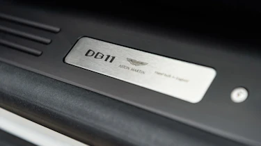 Aston Martin DB11 V8 - sill