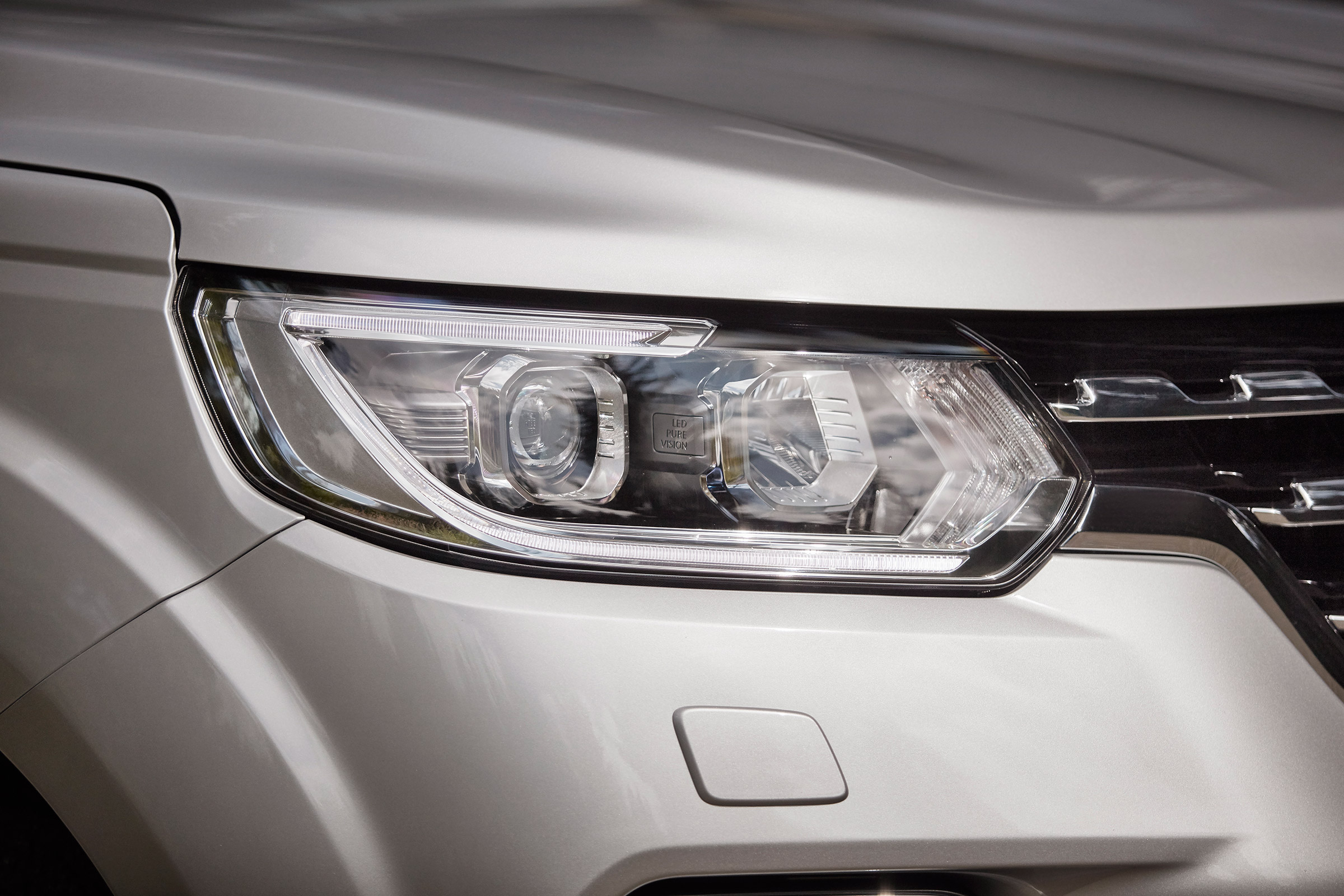 Renault Alaskan - front light detail