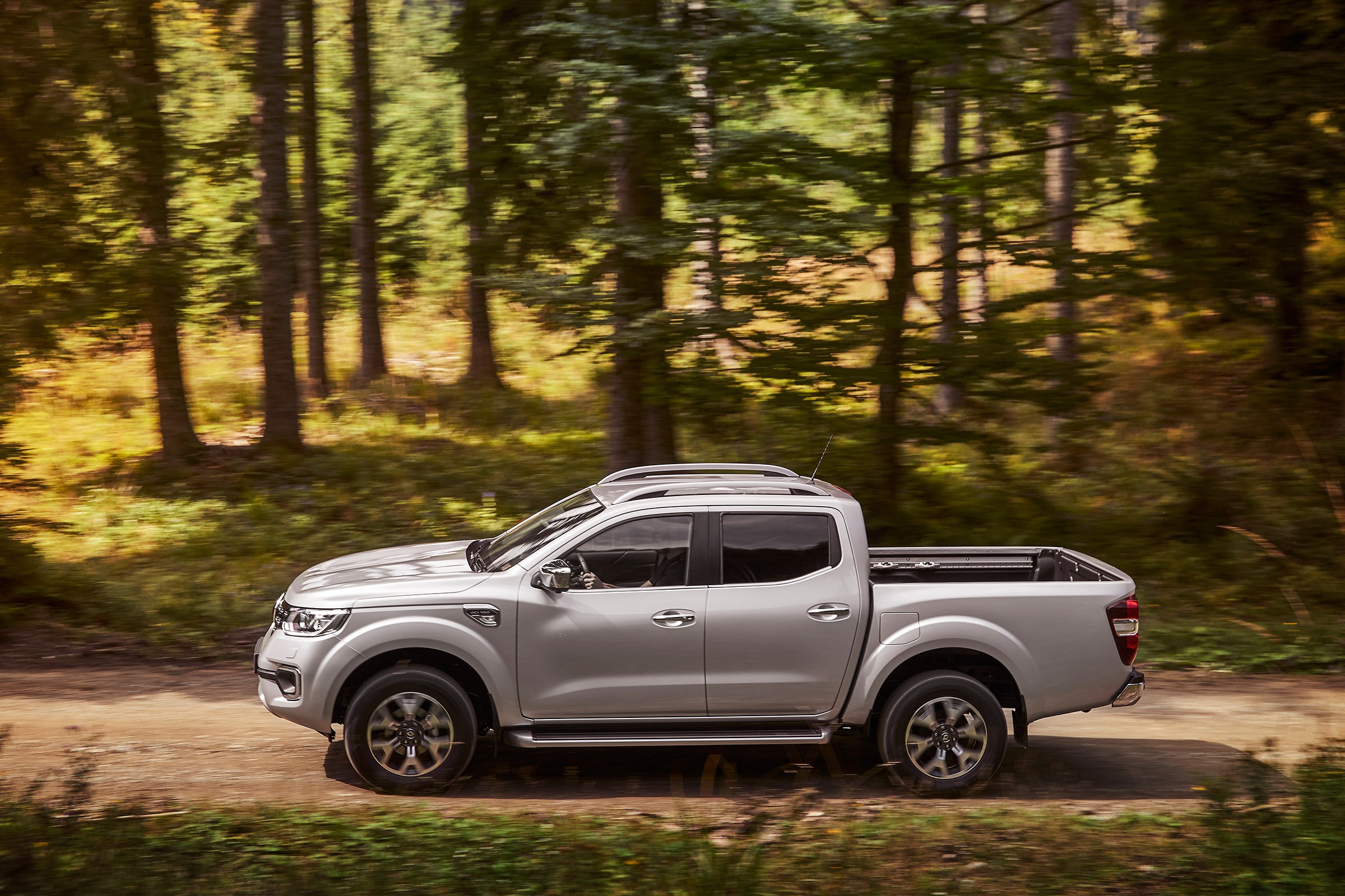 Renault Alaskan - side
