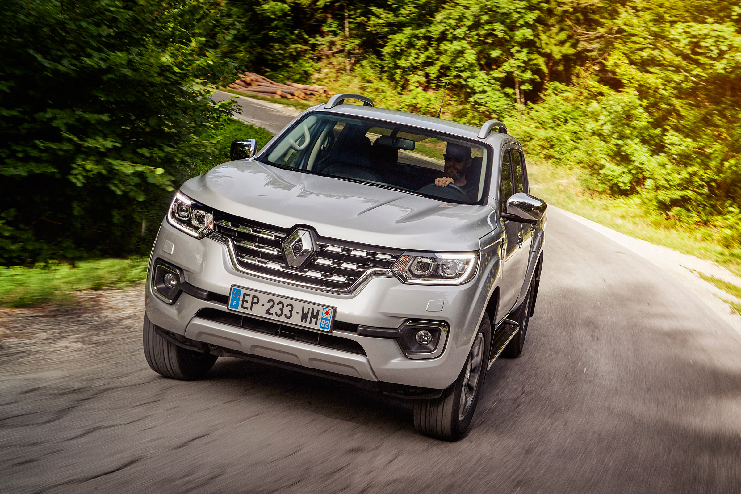 Renault Alaskan - front panning