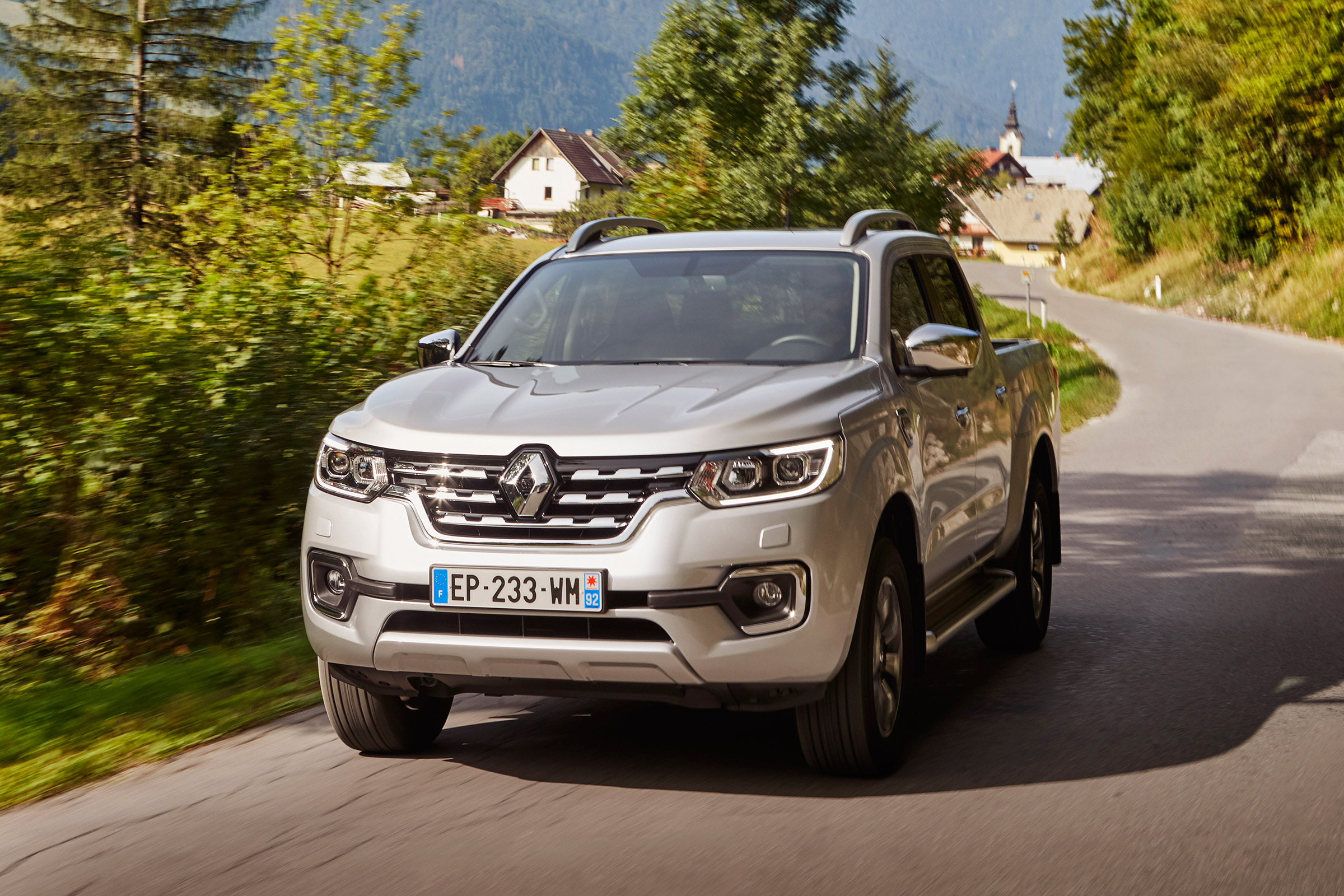 Renault Alaskan - front action