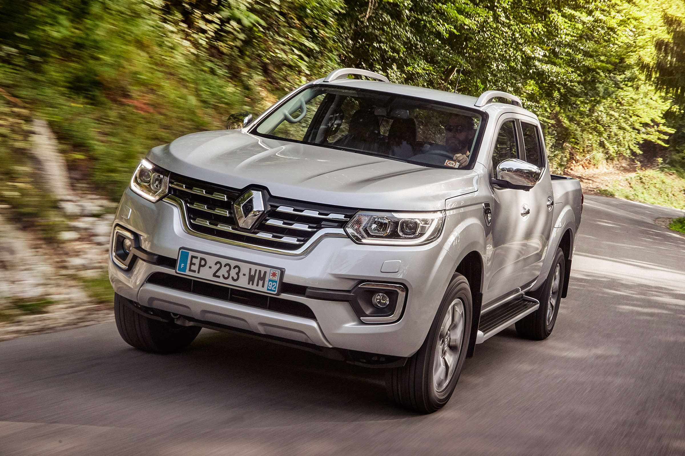 Renault Alaskan - front tracking