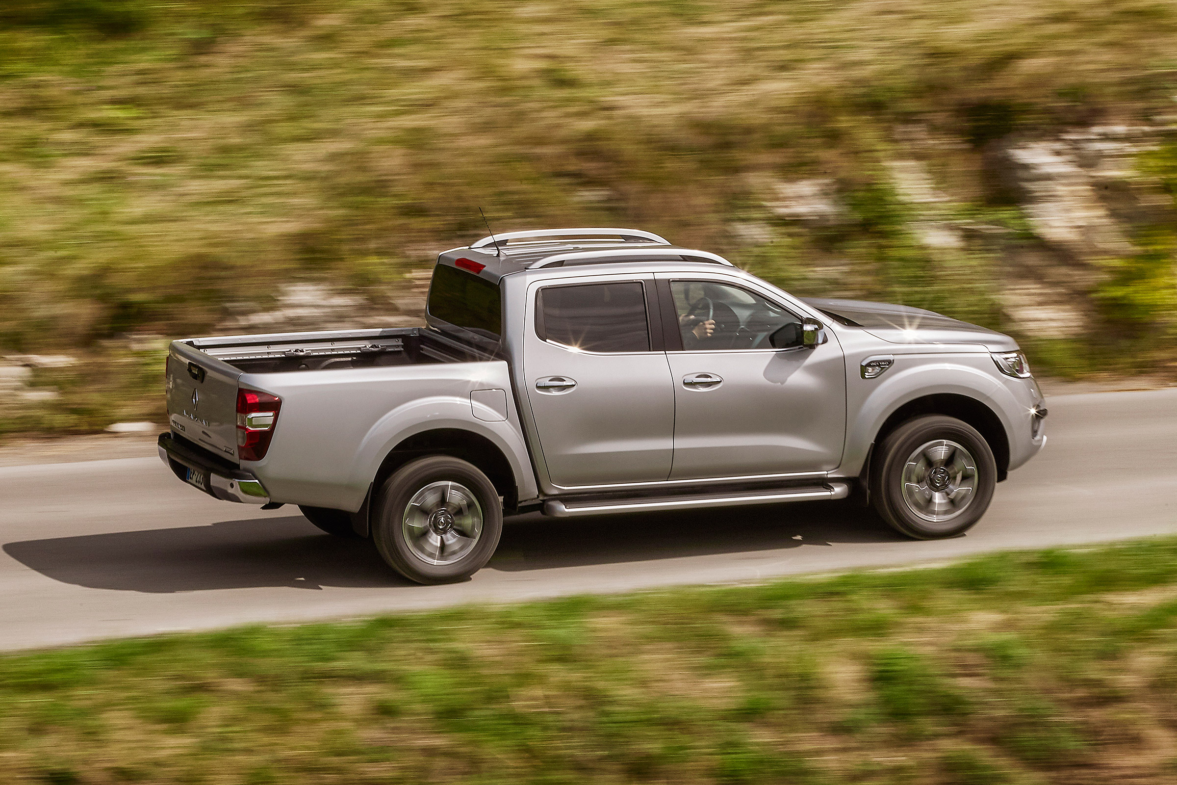 Renault Alaskan - side action