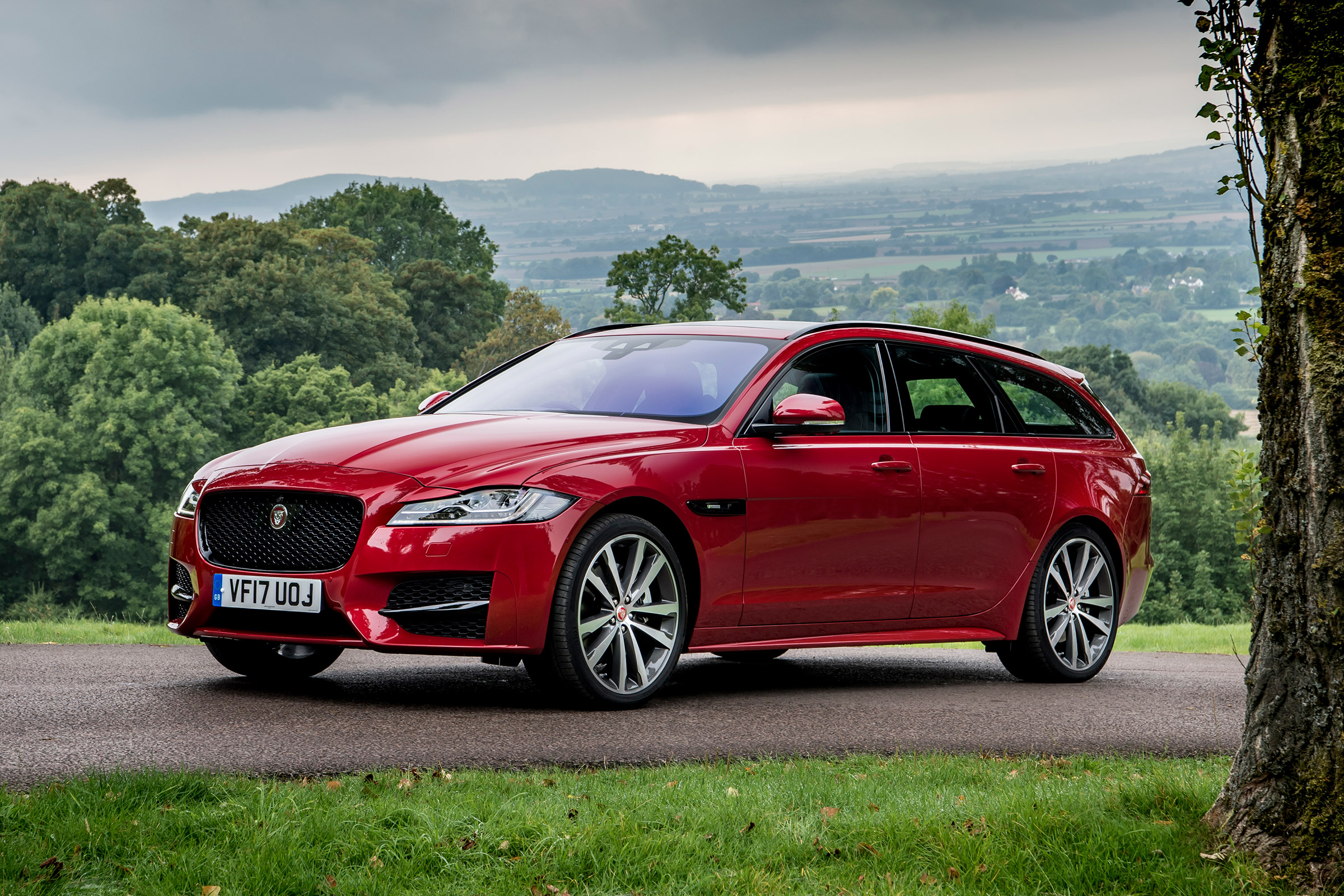 Jaguar XF Sportbrake - front static