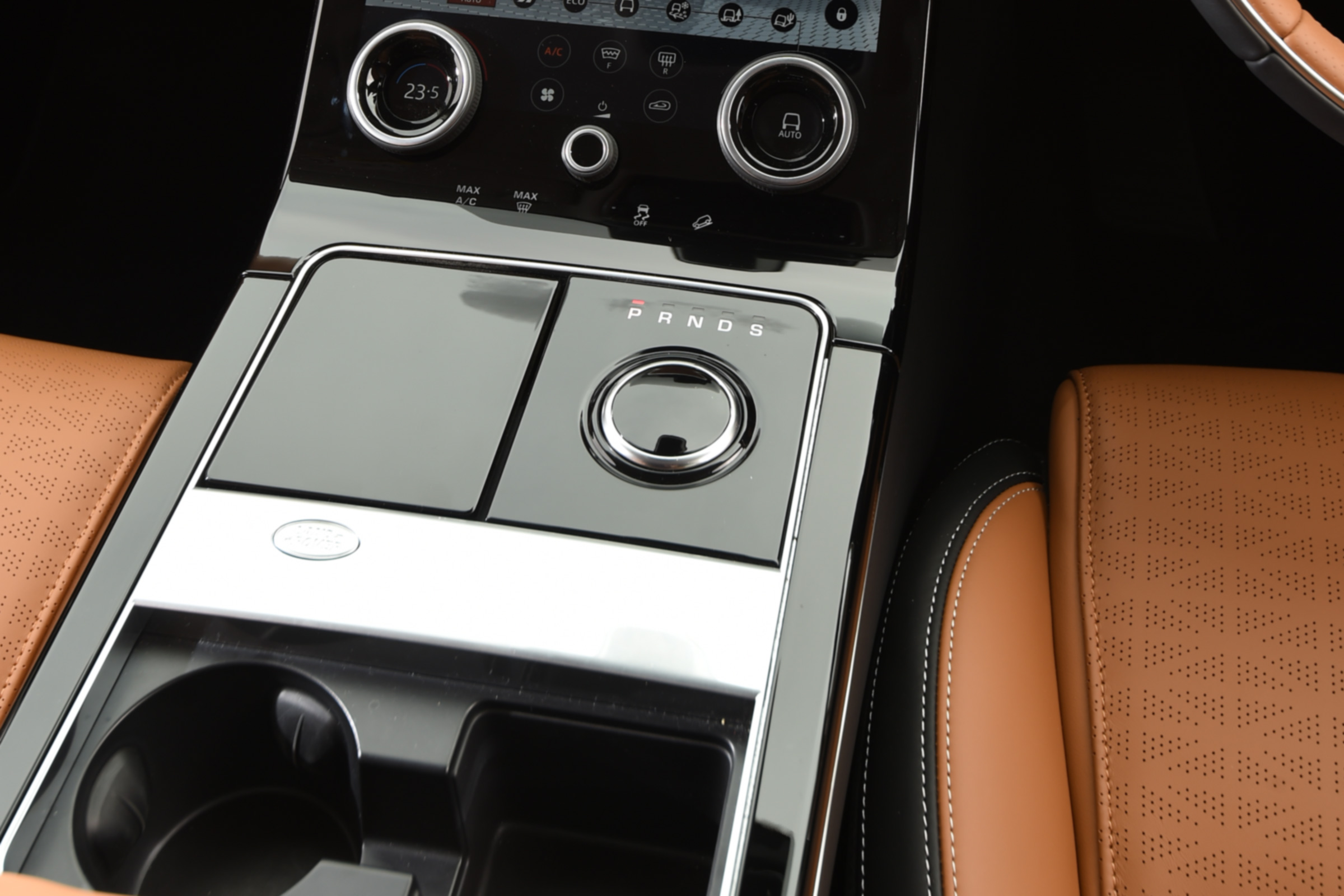 Range Rover Velar - cupholders