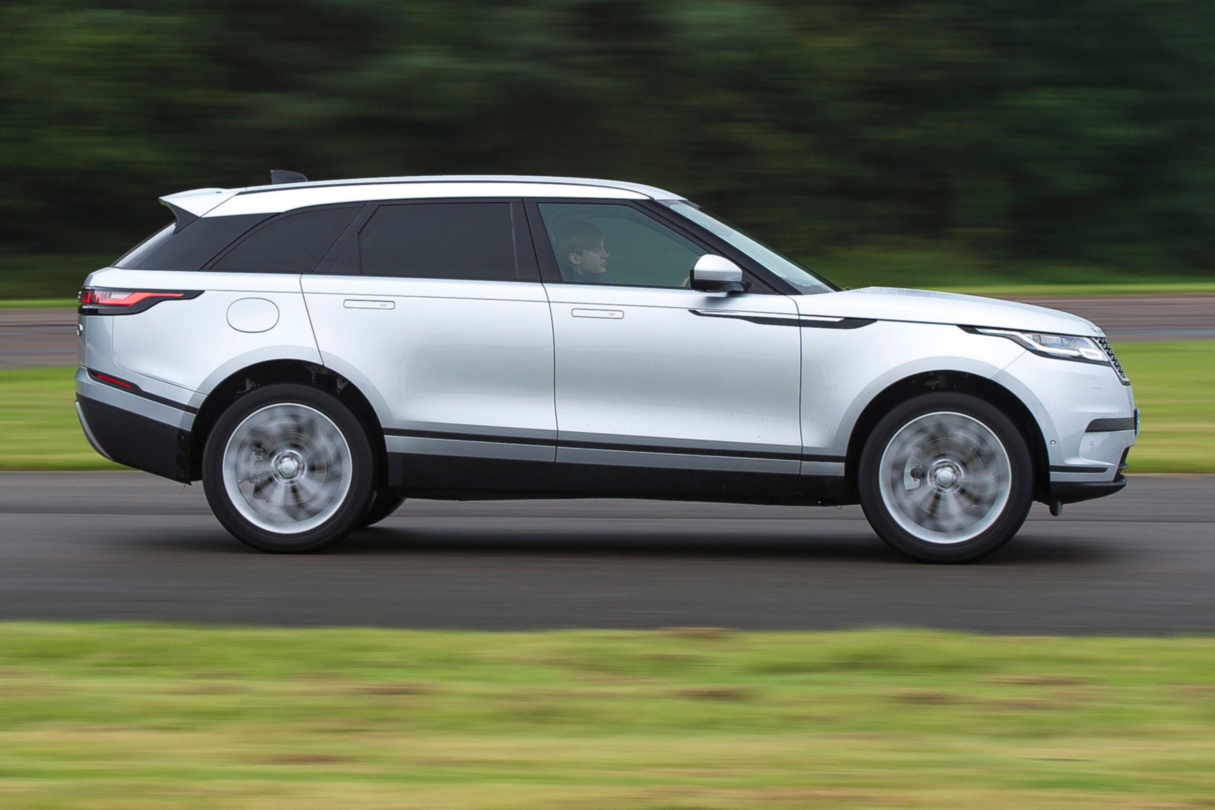 Range Rover Velar - side action