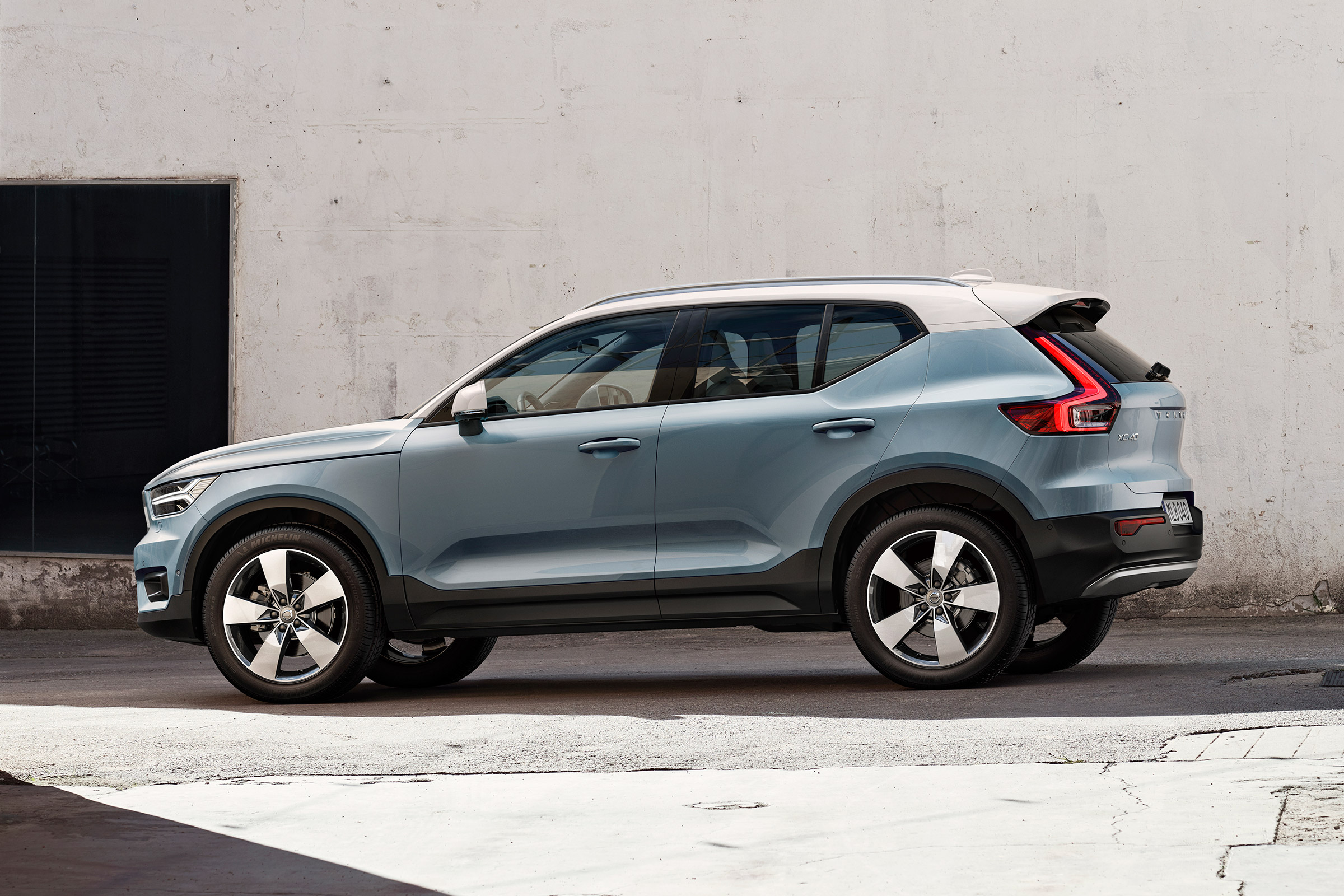 Volvo XC40 - side action