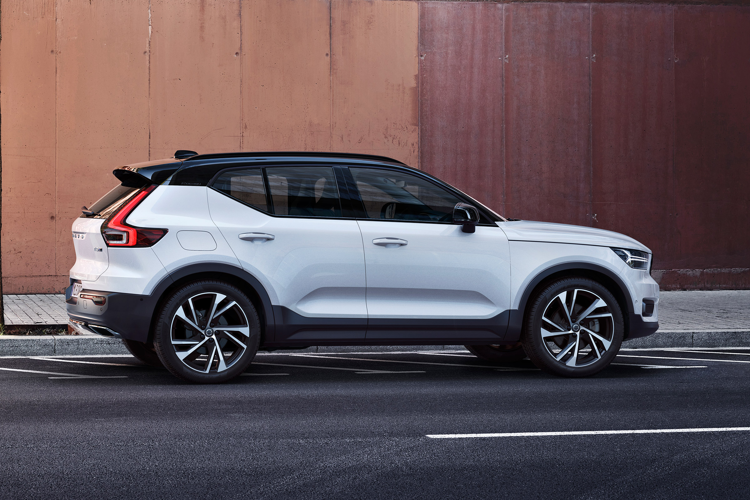 Volvo XC40 - side