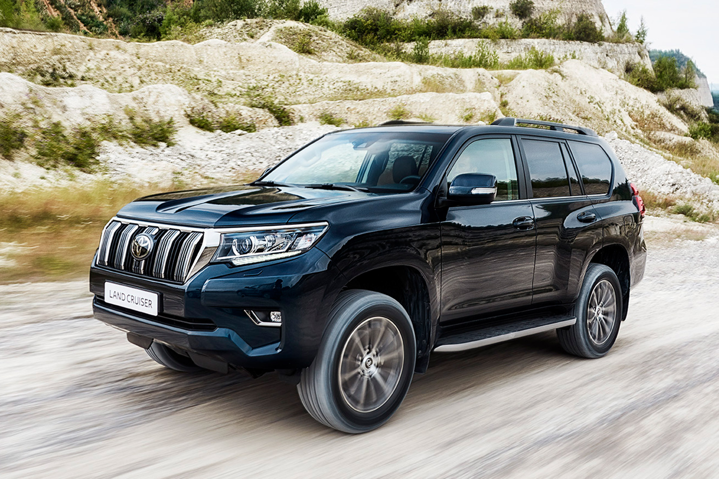 2018 Toyota Land Cruiser facelift front quarter dynamic