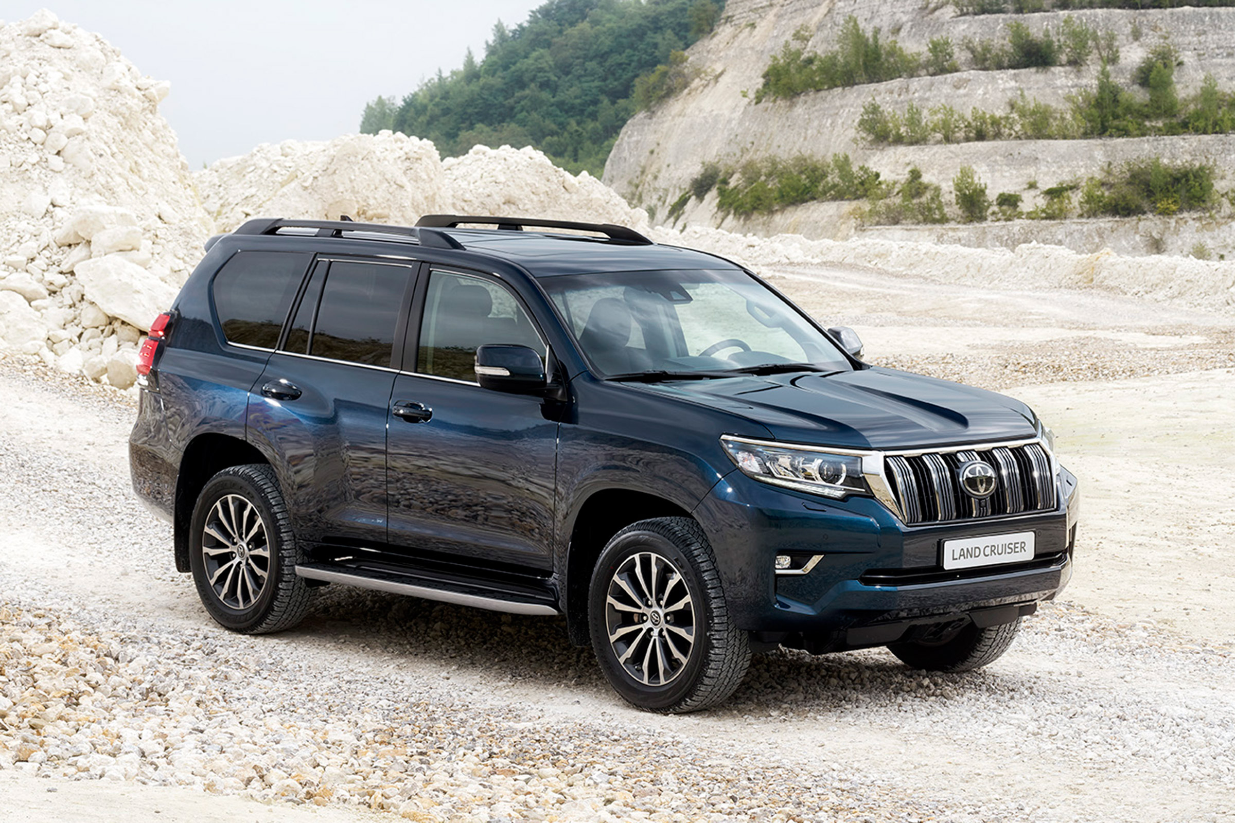 2018 Toyota Land Cruiser facelift front quarter