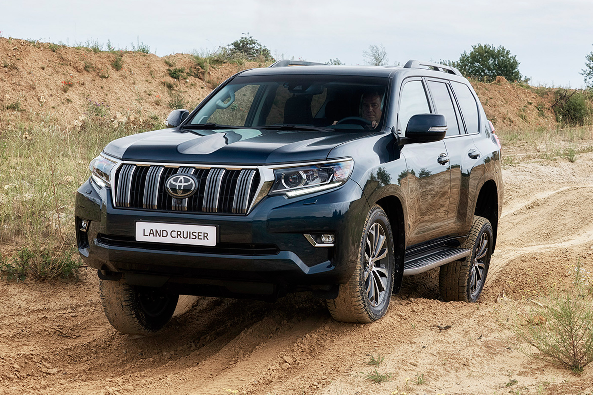 2018 Toyota Land Cruiser facelift front quarter