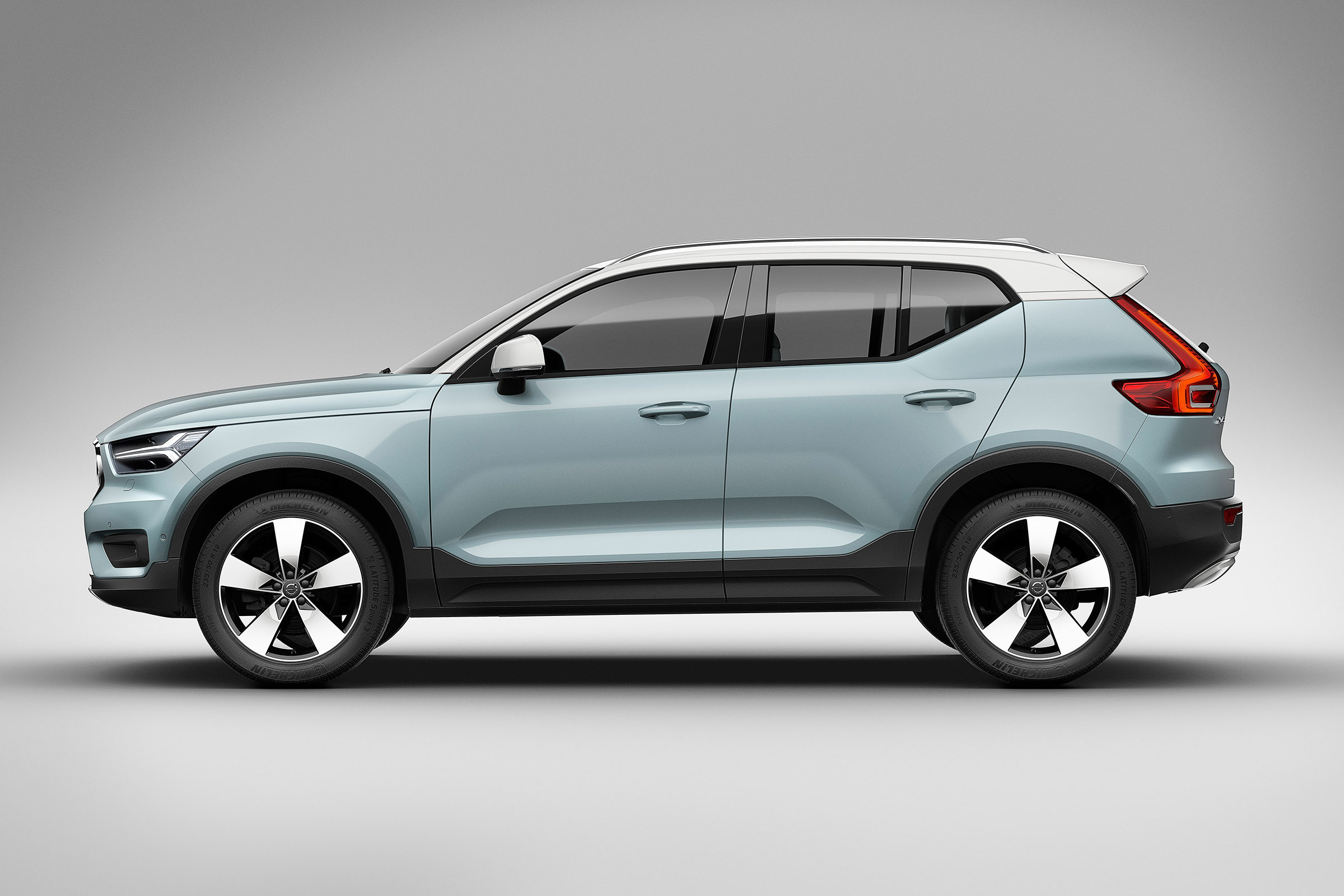 Volvo XC40 - side studio