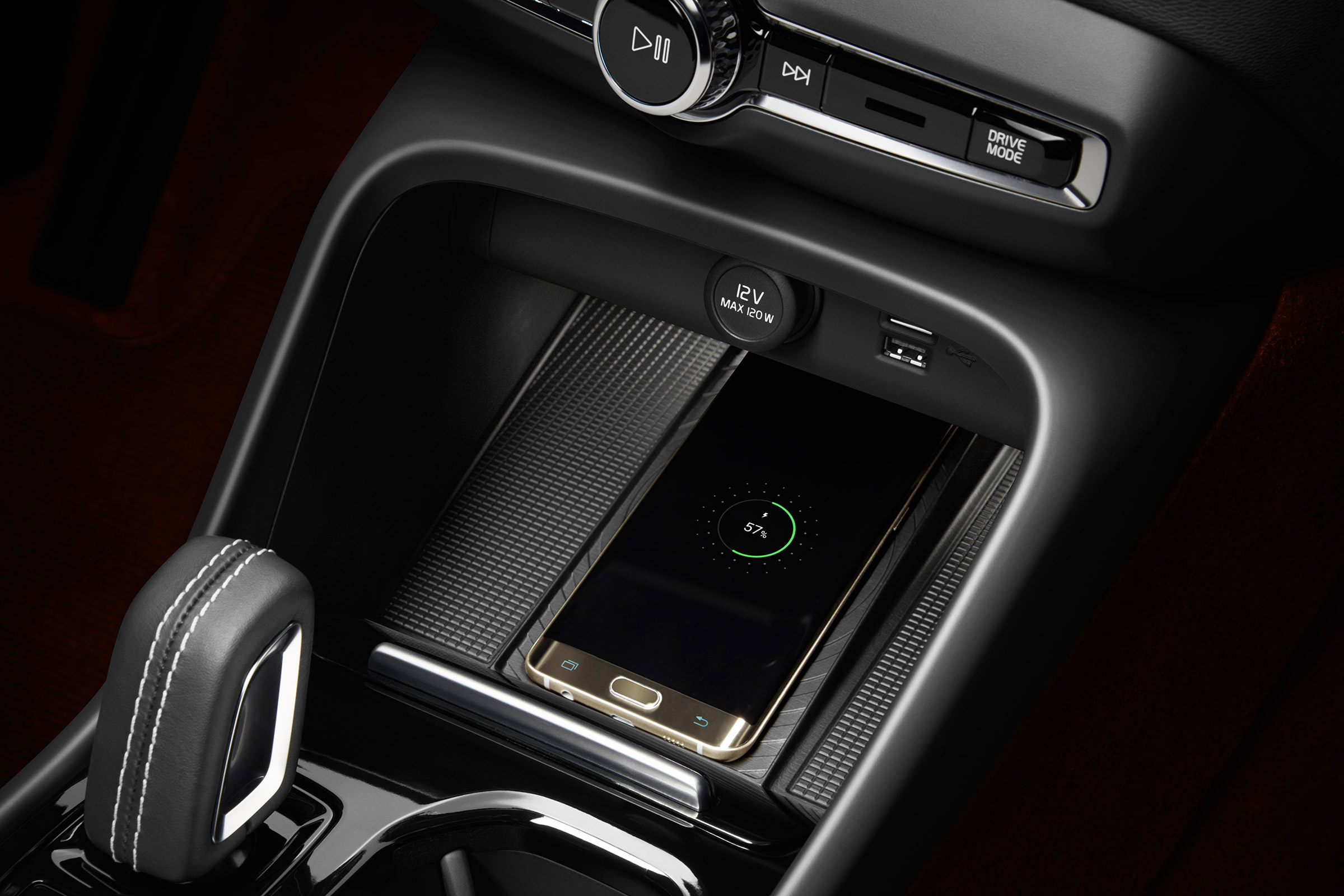 Volvo XC40 - phone charging