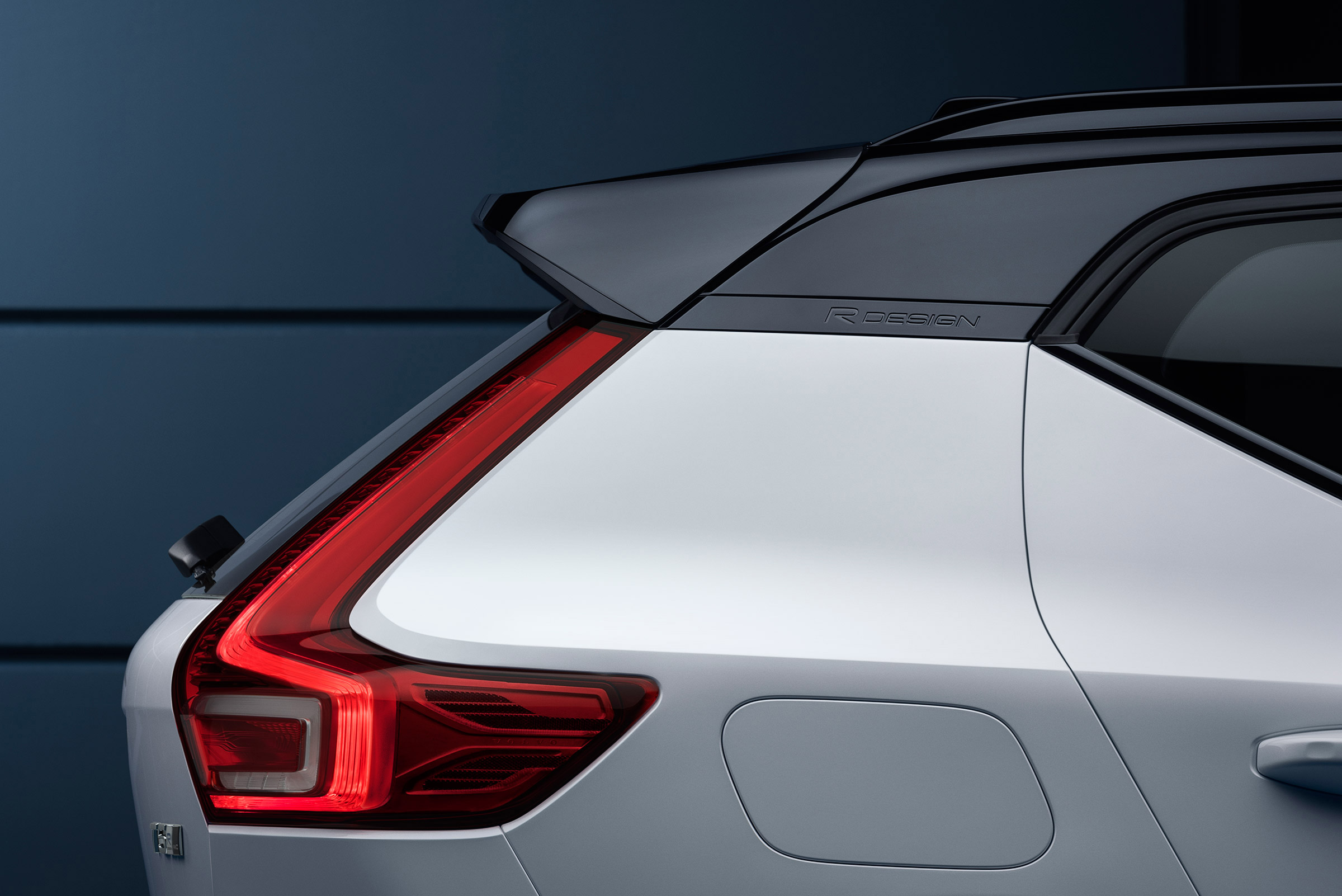 Volvo XC40 - rear profile
