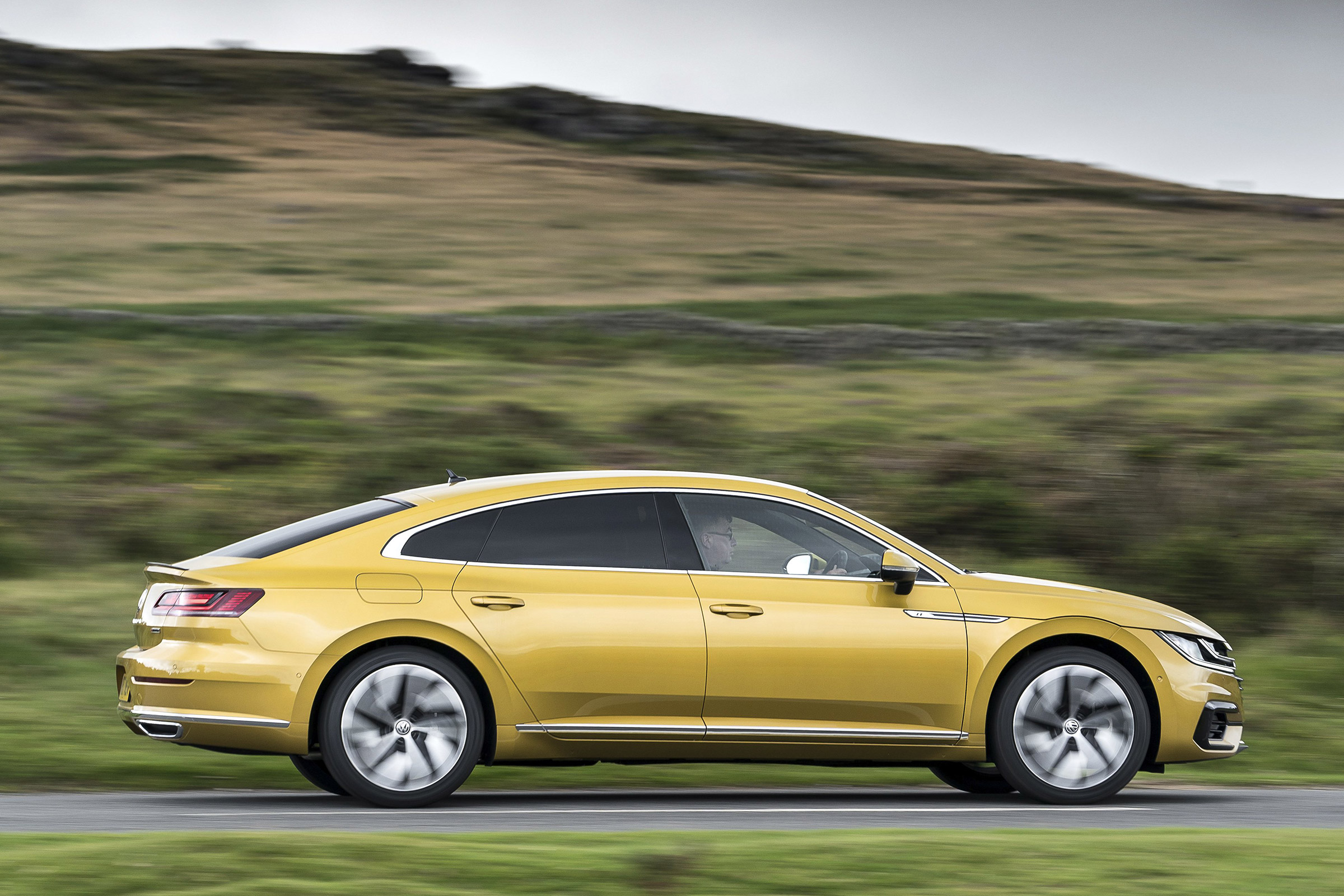 Volkswagen Arteon - side action