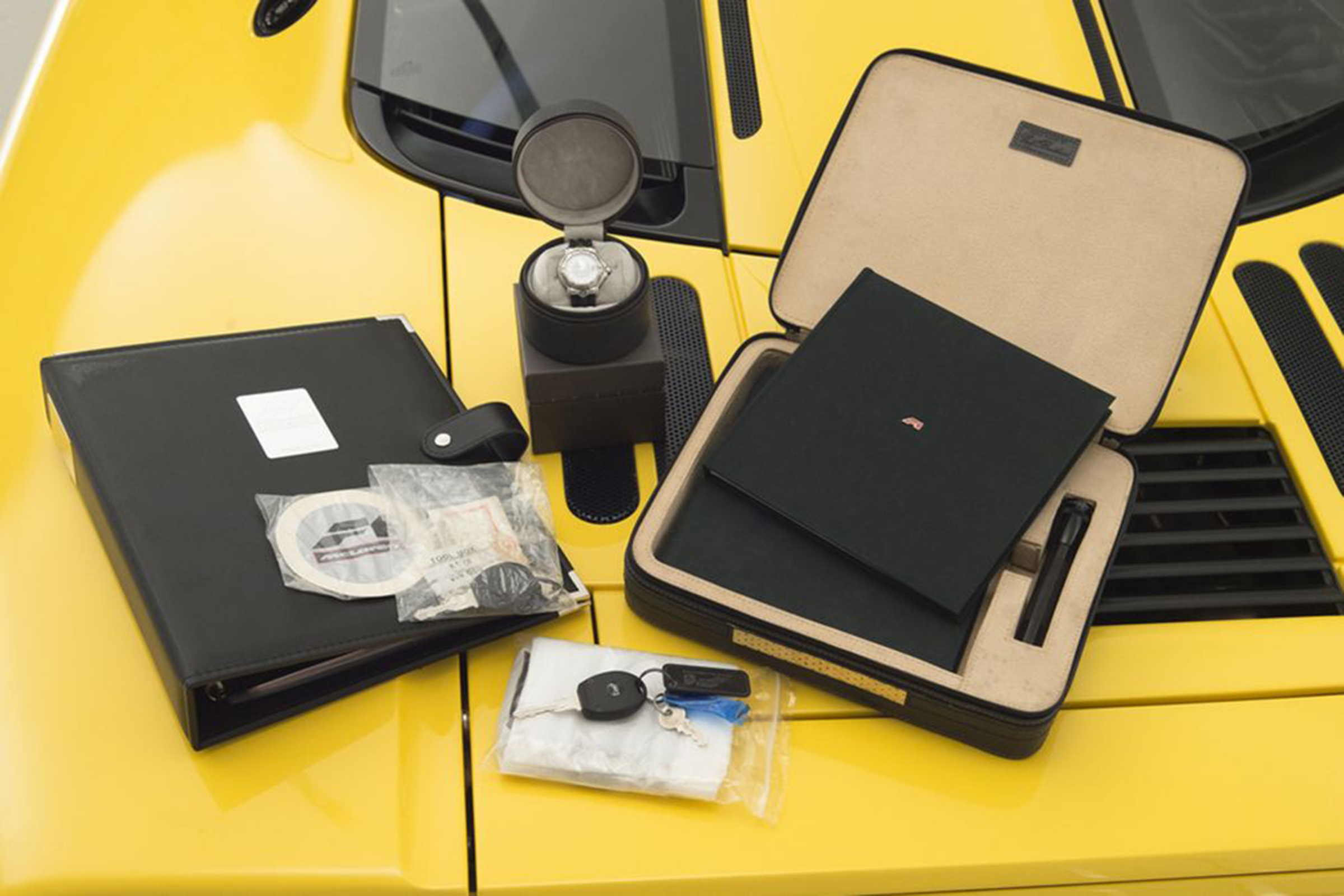 McLaren F1 Yellow amenities