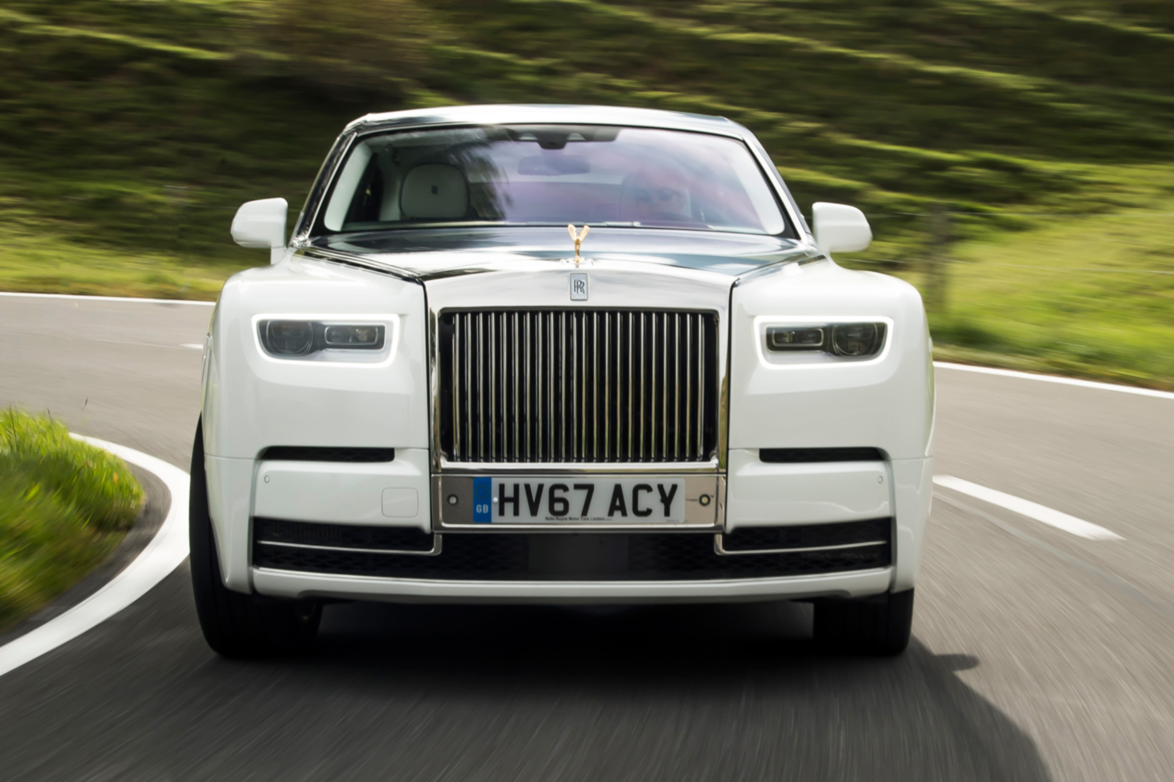 Rolls-Royce Phantom - road front