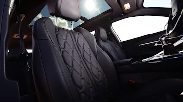 Peugeot 5008 - front seats