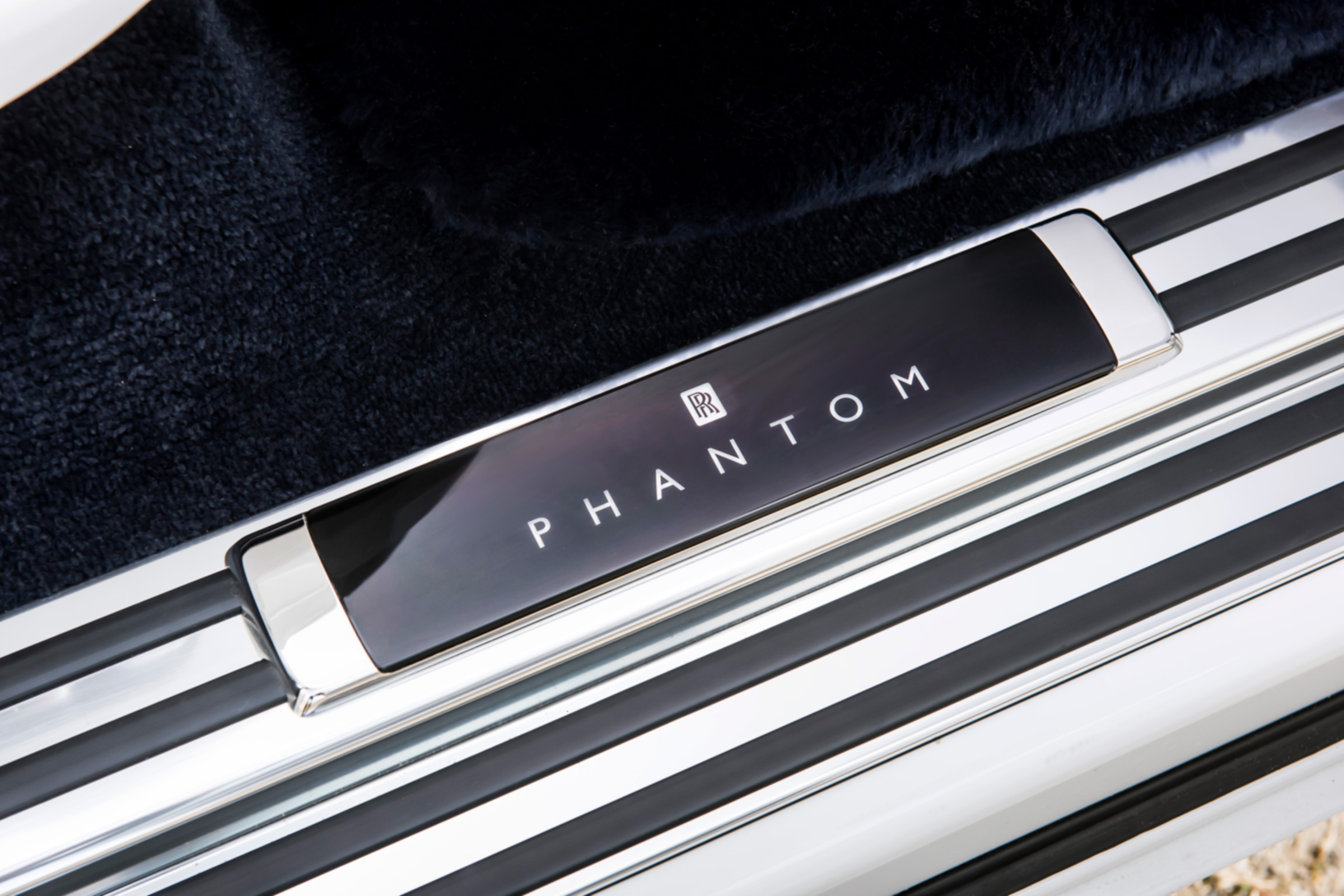 Rolls-Royce Phantom - sill badge