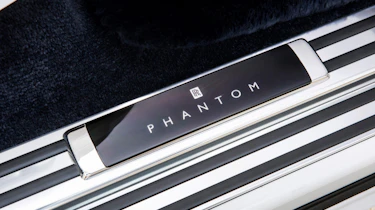 Rolls-Royce Phantom - sill badge