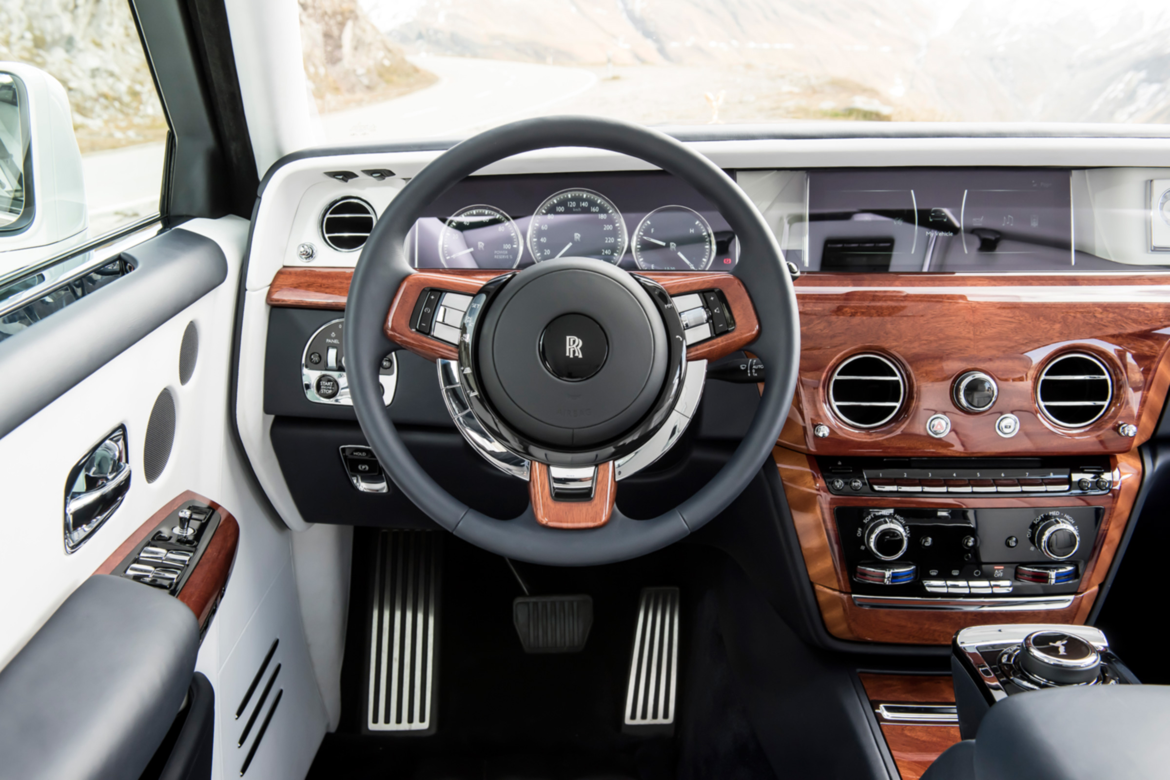 Rolls-Royce Phantom - steering wheel