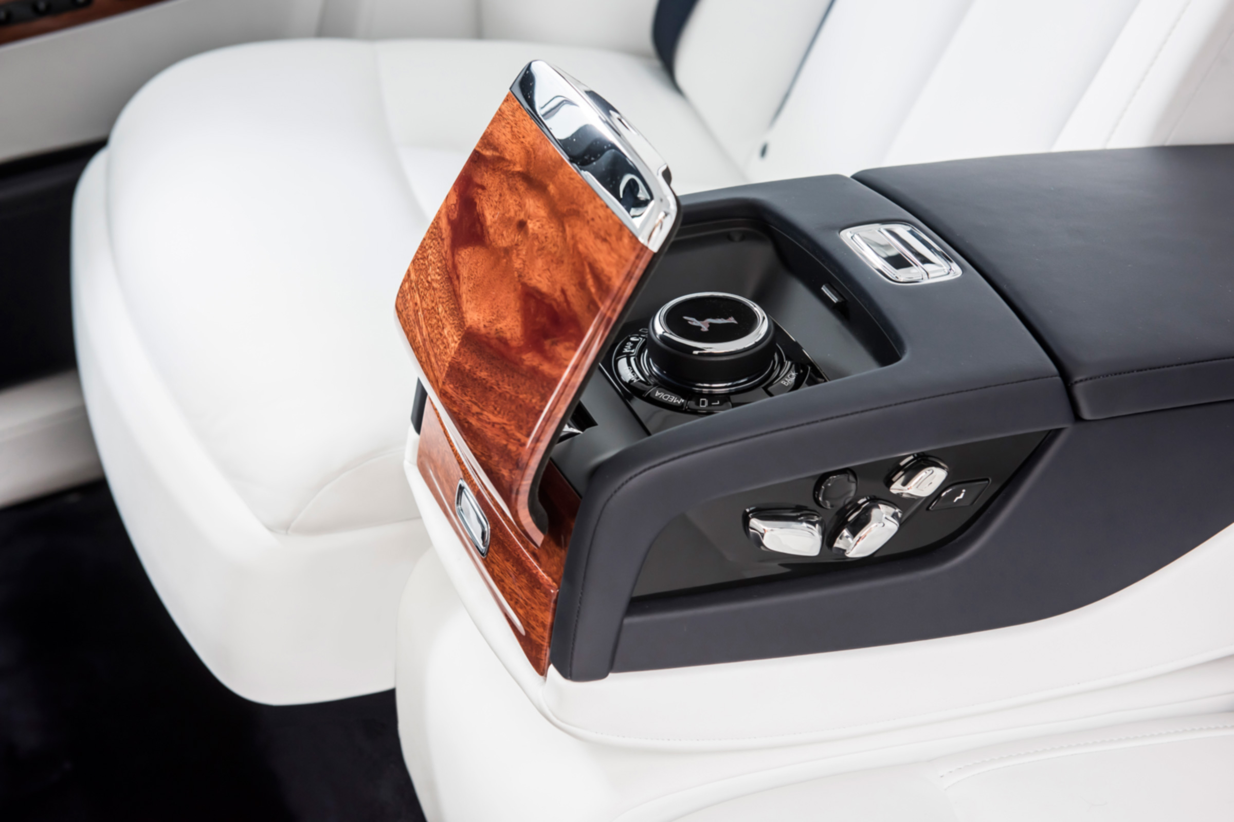 Rolls-Royce Phantom - rear control