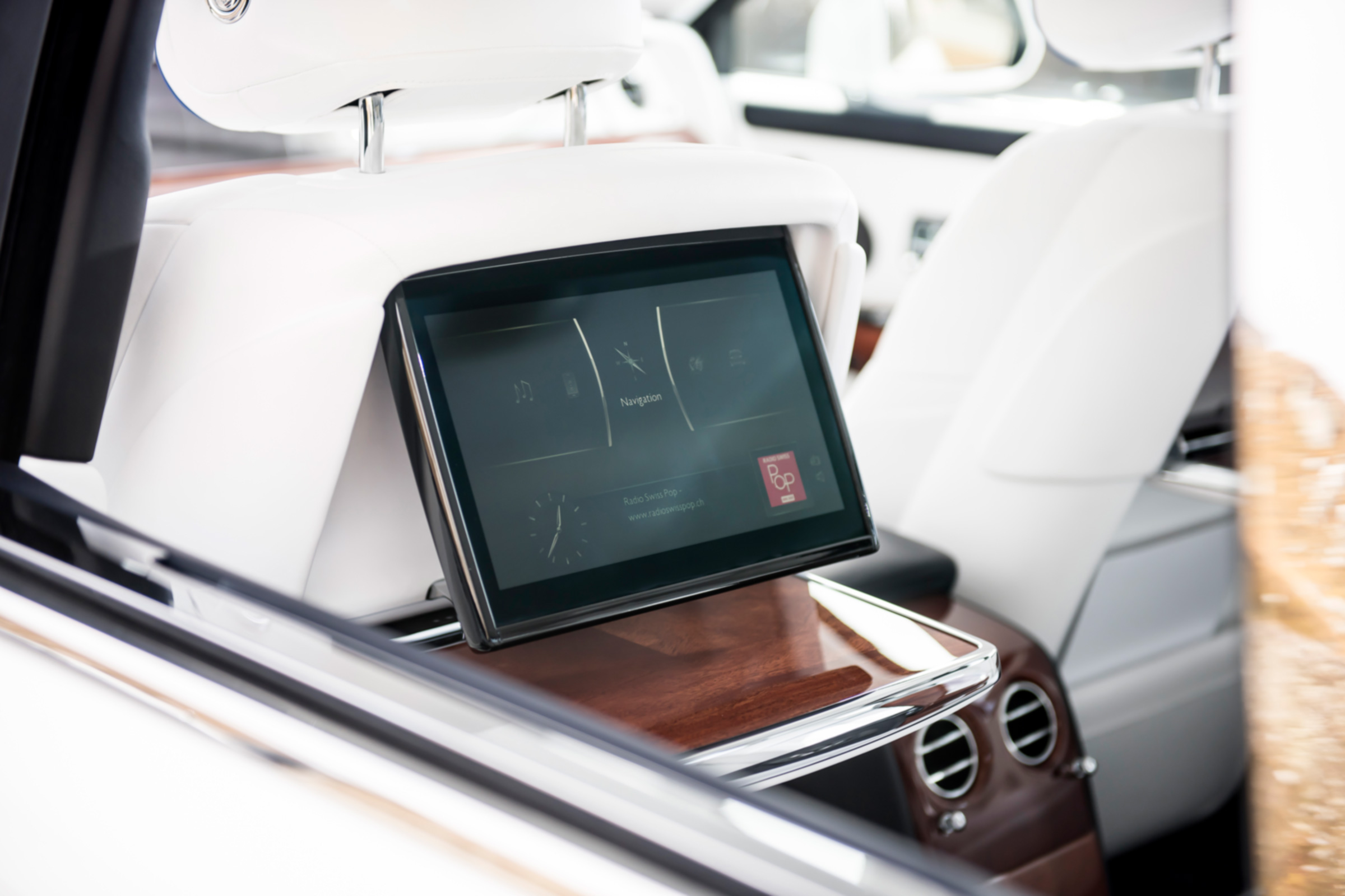 Rolls-Royce Phantom - rear screens