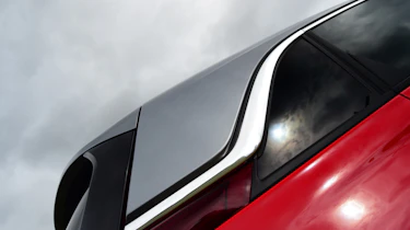 Vauxhall Crossland X - floating roof