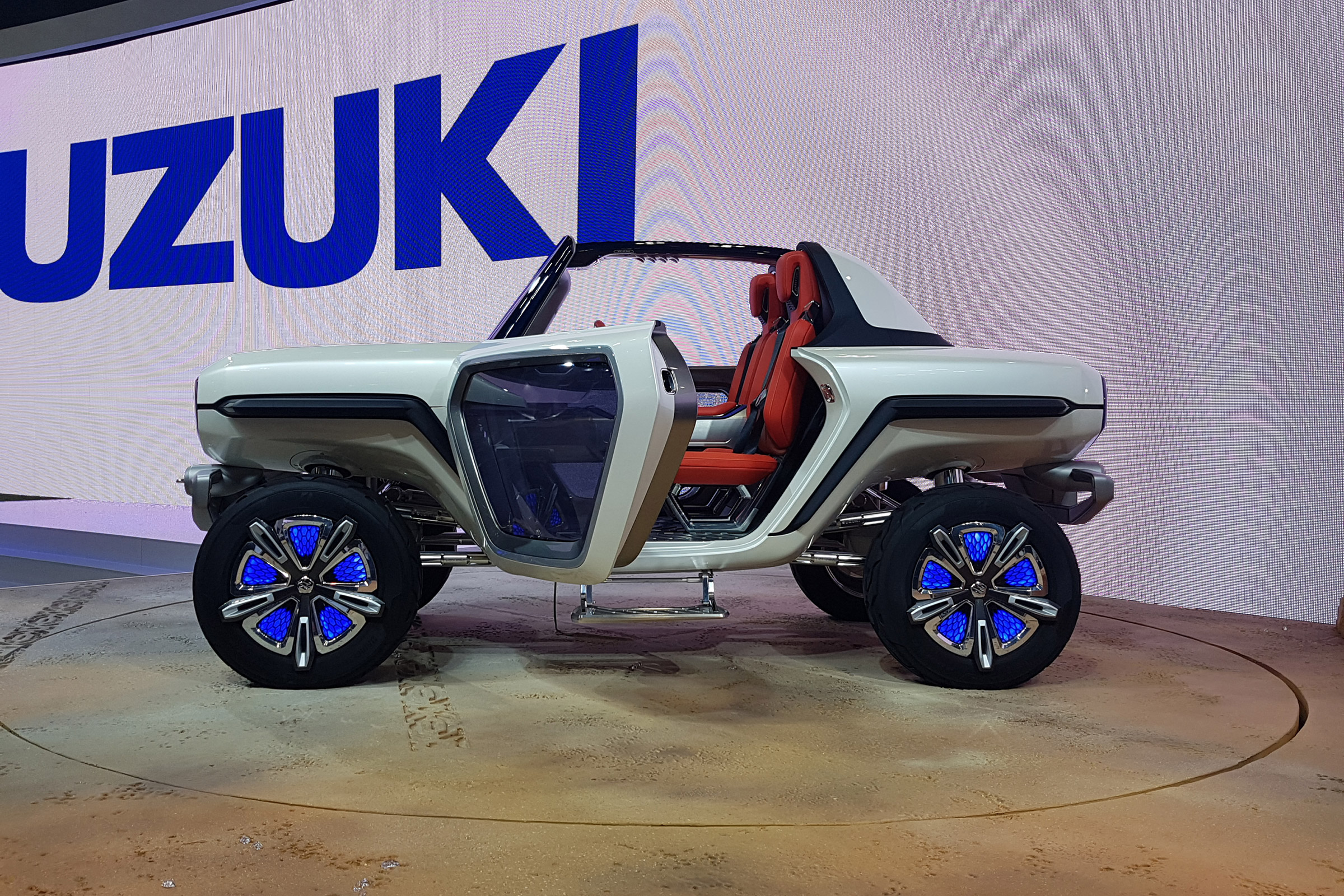 Suzuki e-Survivor side