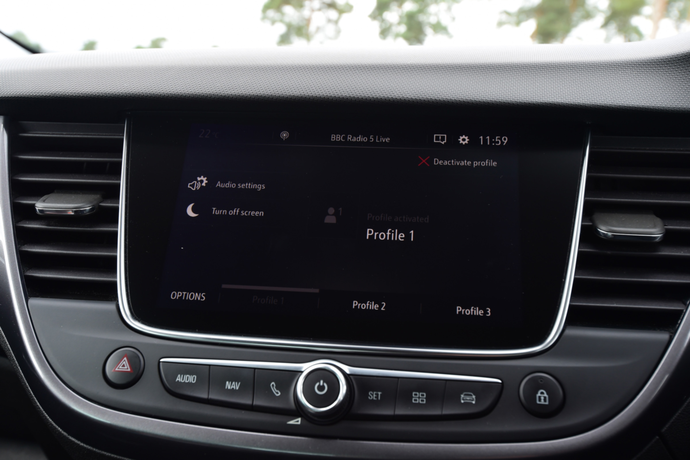 Vauxhall Crossland X - infotainment screen