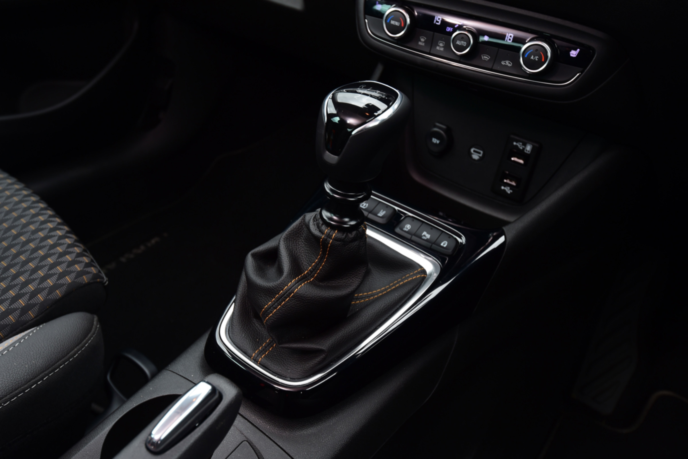 Vauxhall Crossland X - gearstick