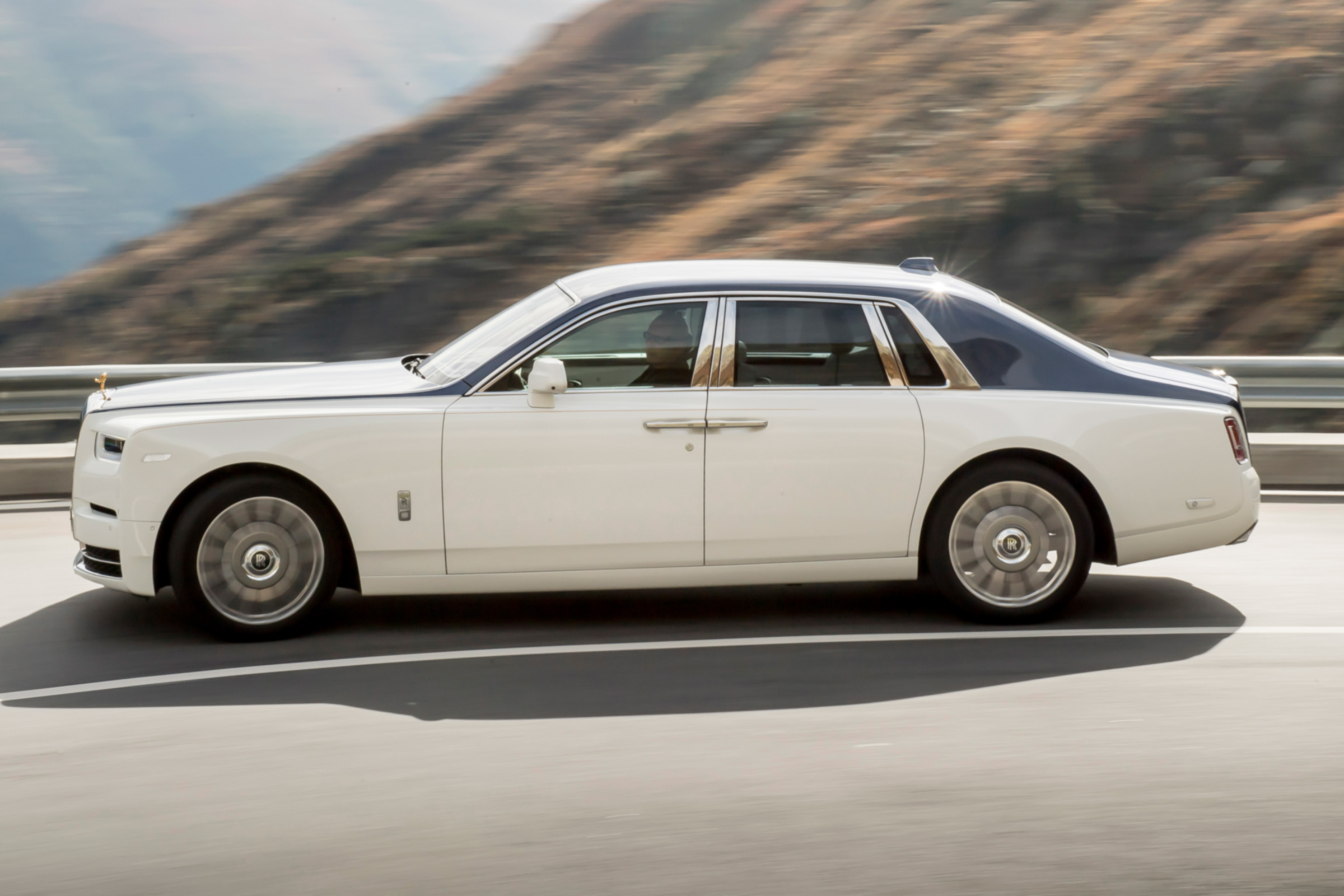 Rolls-Royce Phantom - side action